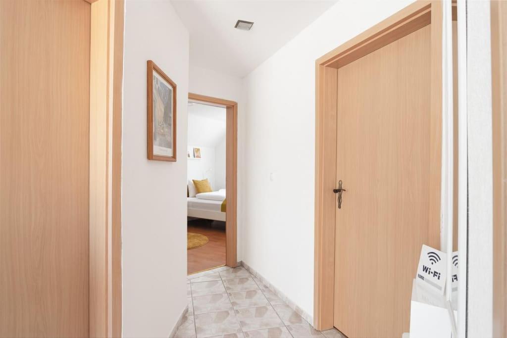 Bright&Cozy flat+balcony near Airport FREE Parking