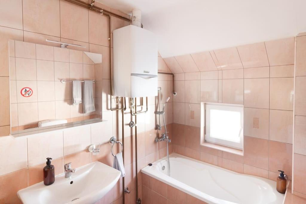 Bright&Cozy flat+balcony near Airport FREE Parking