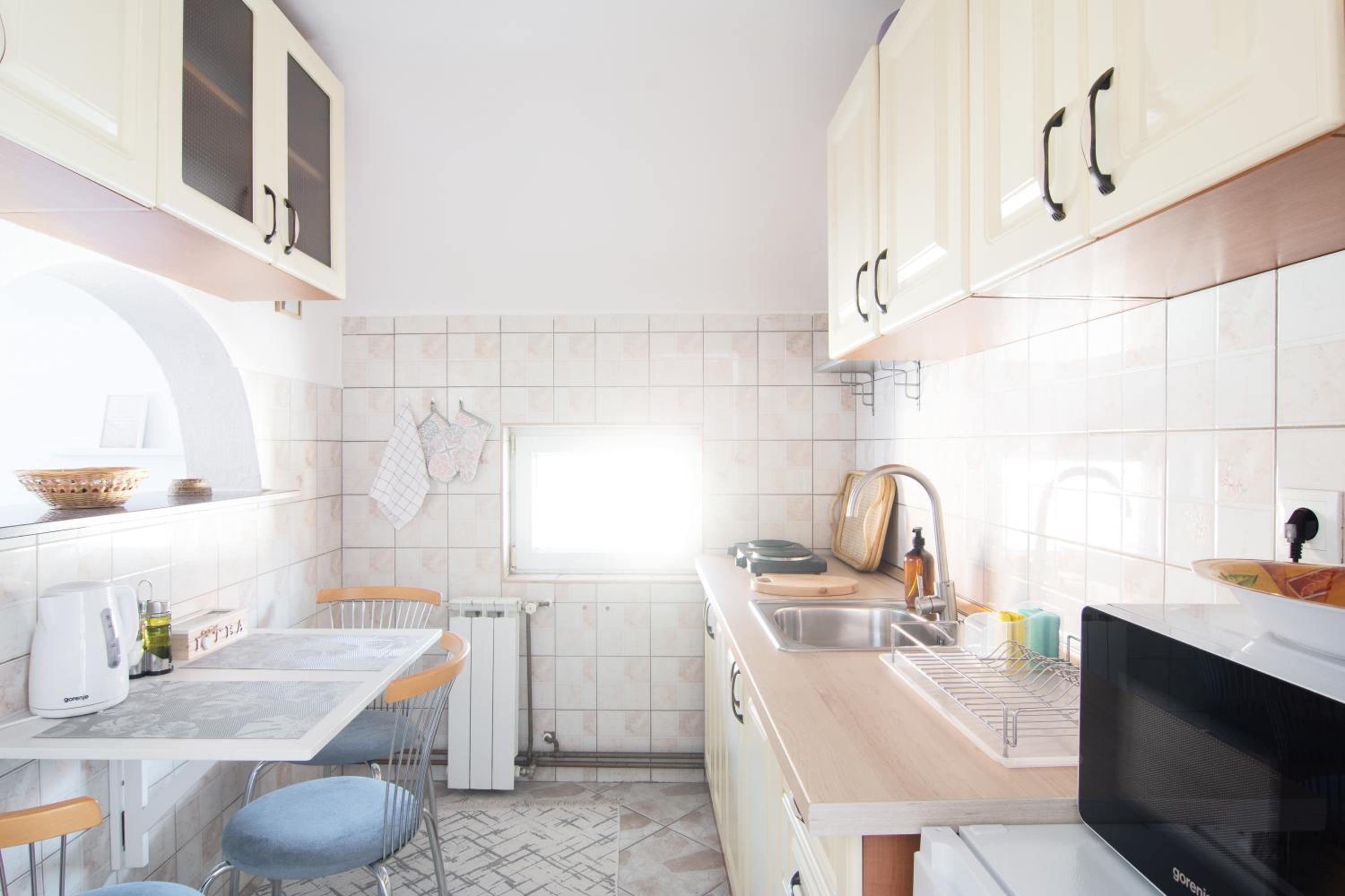 Bright&Cozy flat+balcony near Airport FREE Parking