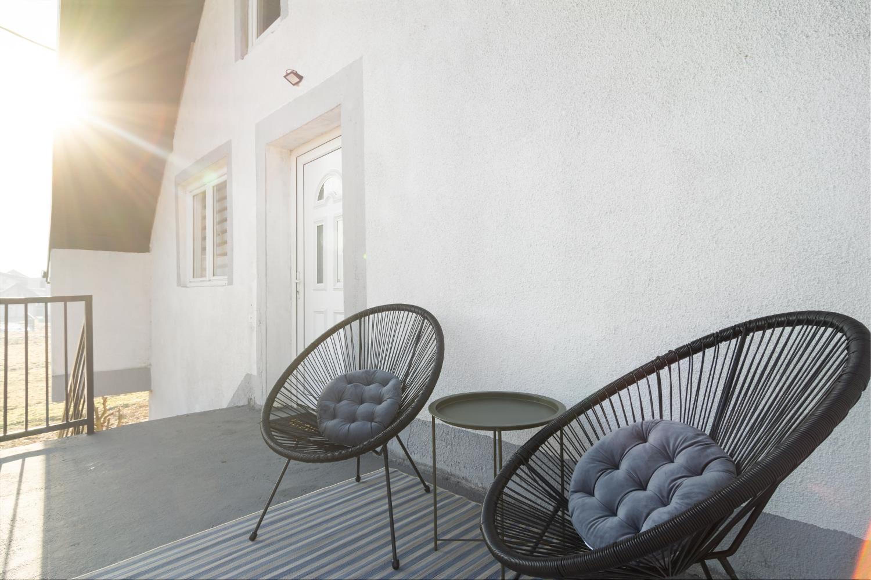 Bright&Cozy flat+balcony near Airport FREE Parking