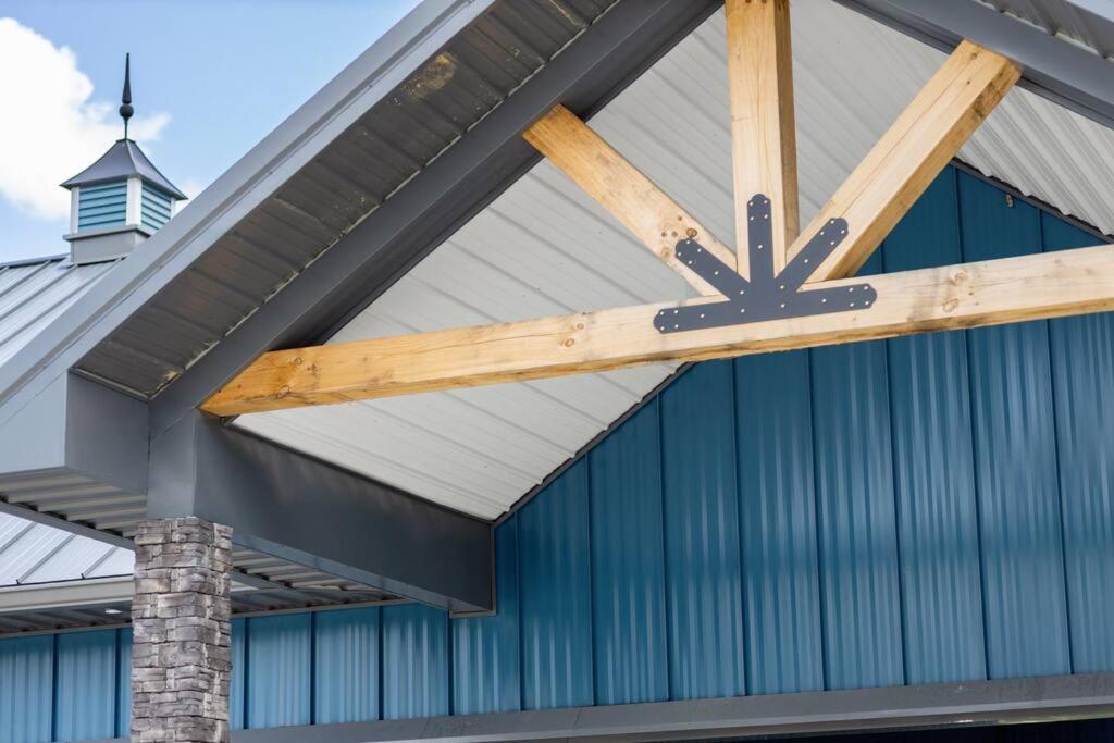 New Barndo/Kayak Launch/ 2 Private Hot Tubs