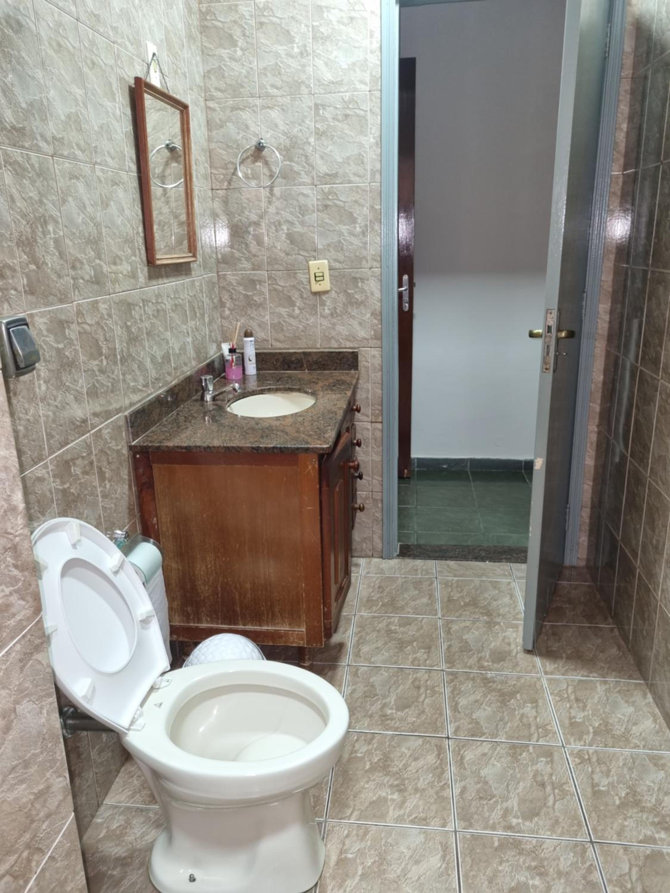 Casa com dois quartos,dois banheiros,sendo uma suíte,sala de estar cozinha e garagem