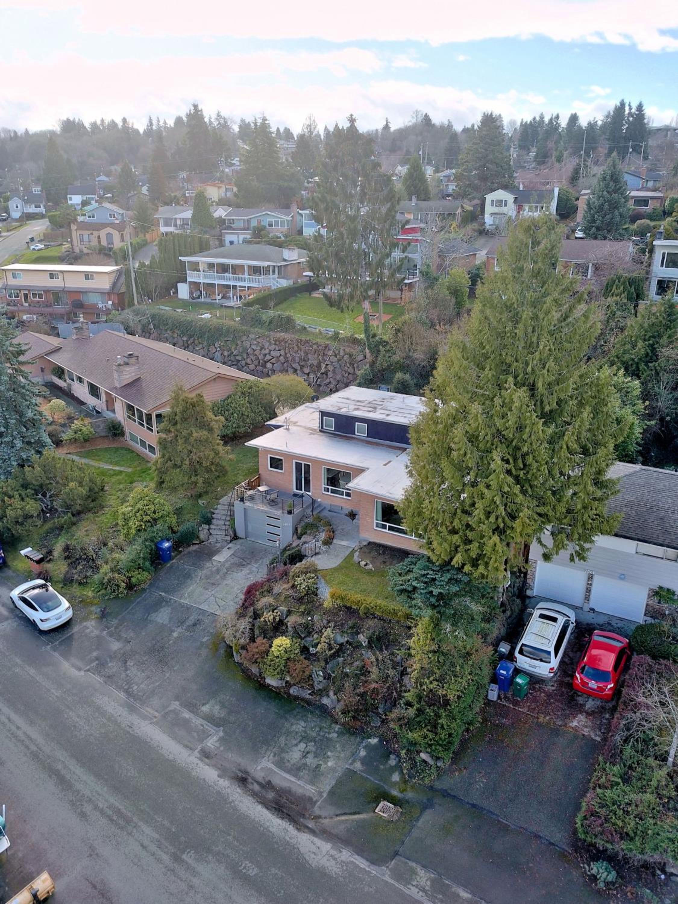 Mid-Century Seattle Home w/ Lakefront Views! view 2
