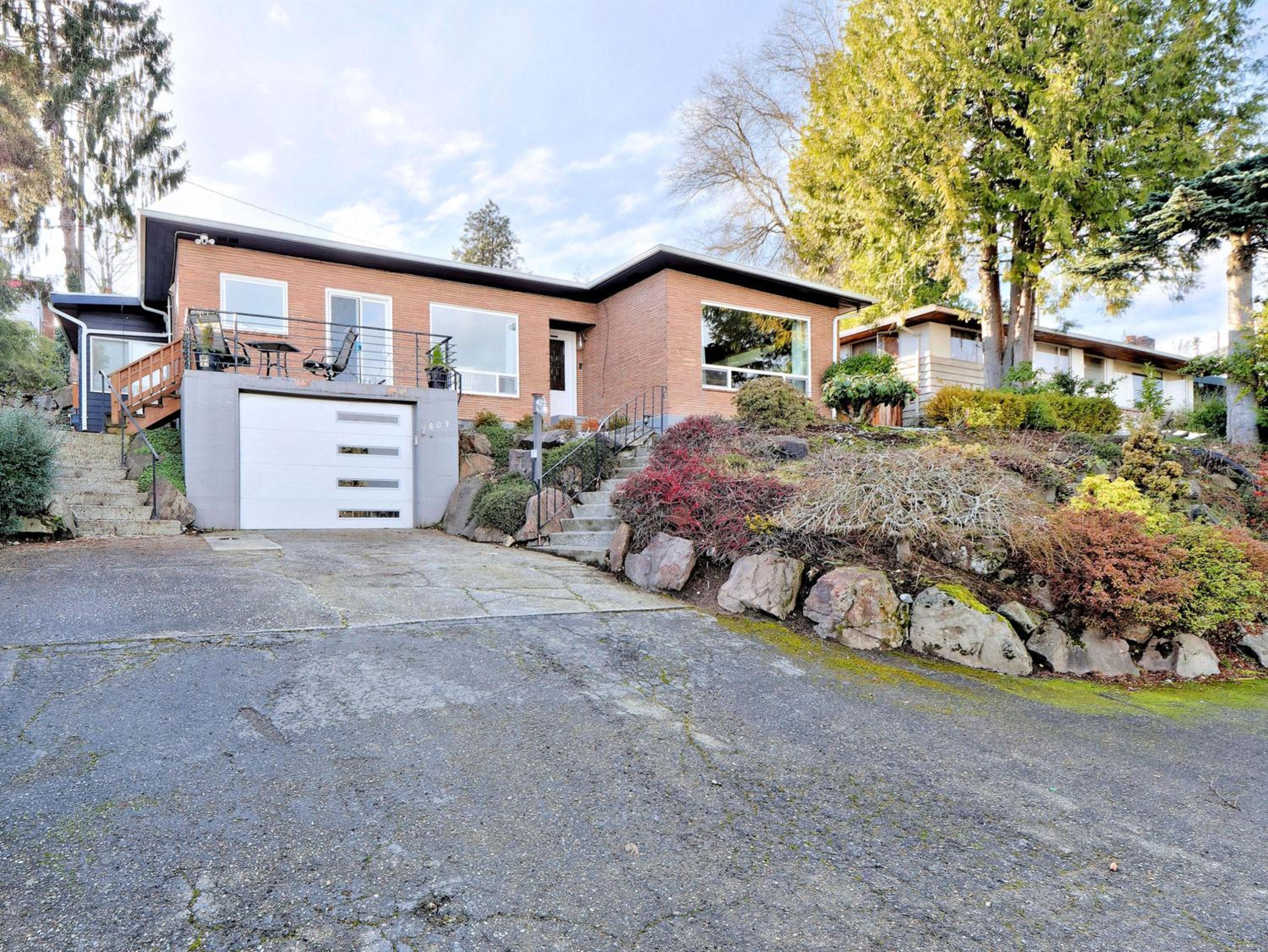 Mid-Century Seattle Home w/ Lakefront Views! view 4