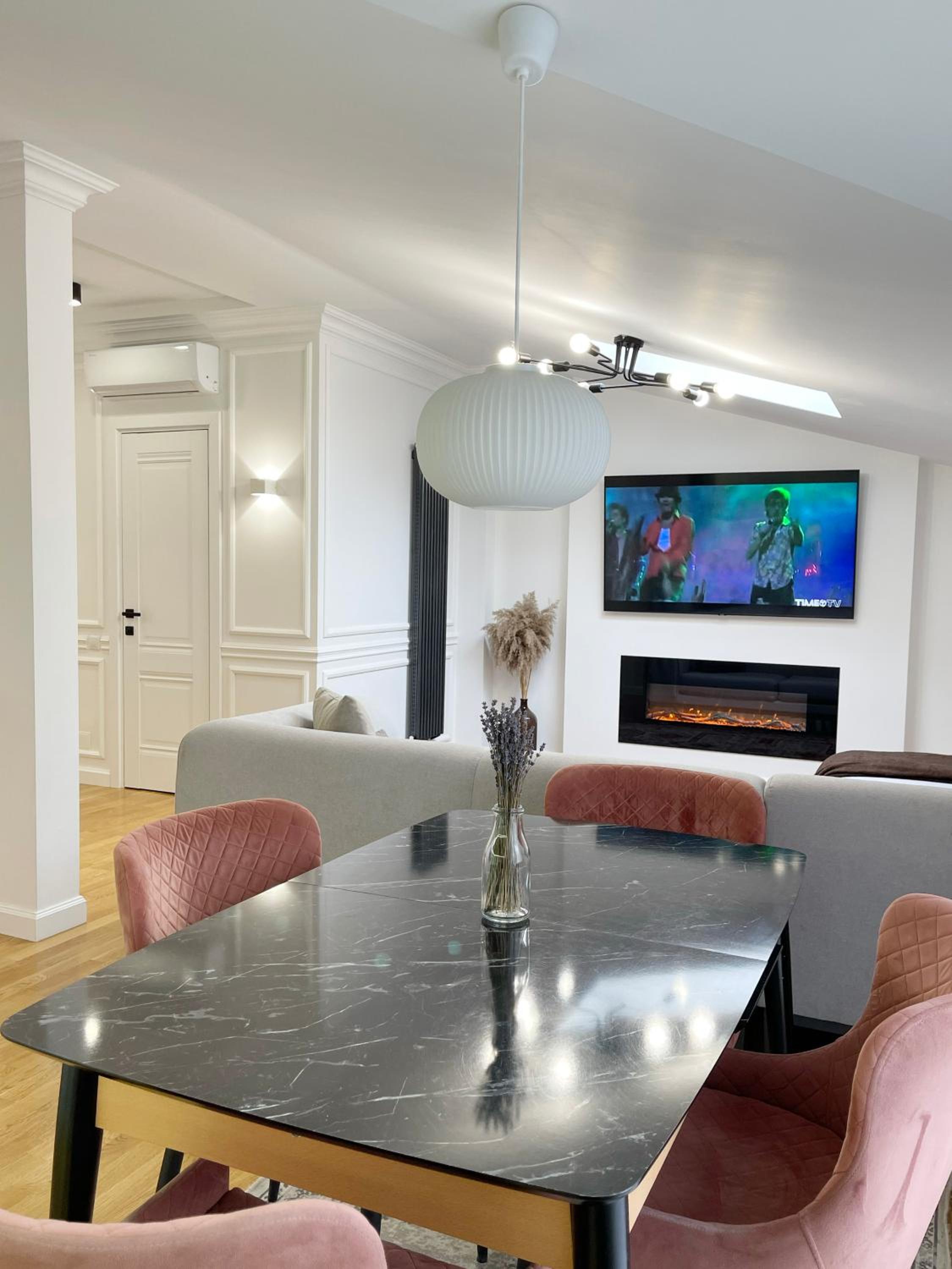 Elegant and cosy apartment view 2