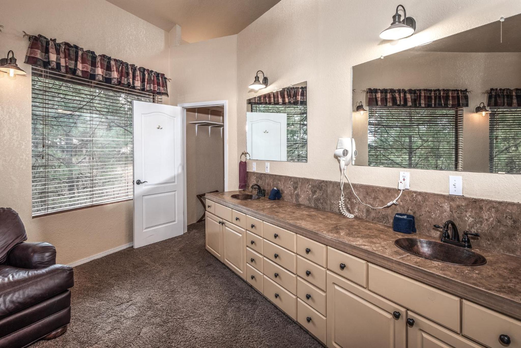Upper Canyon Inn & Cabins