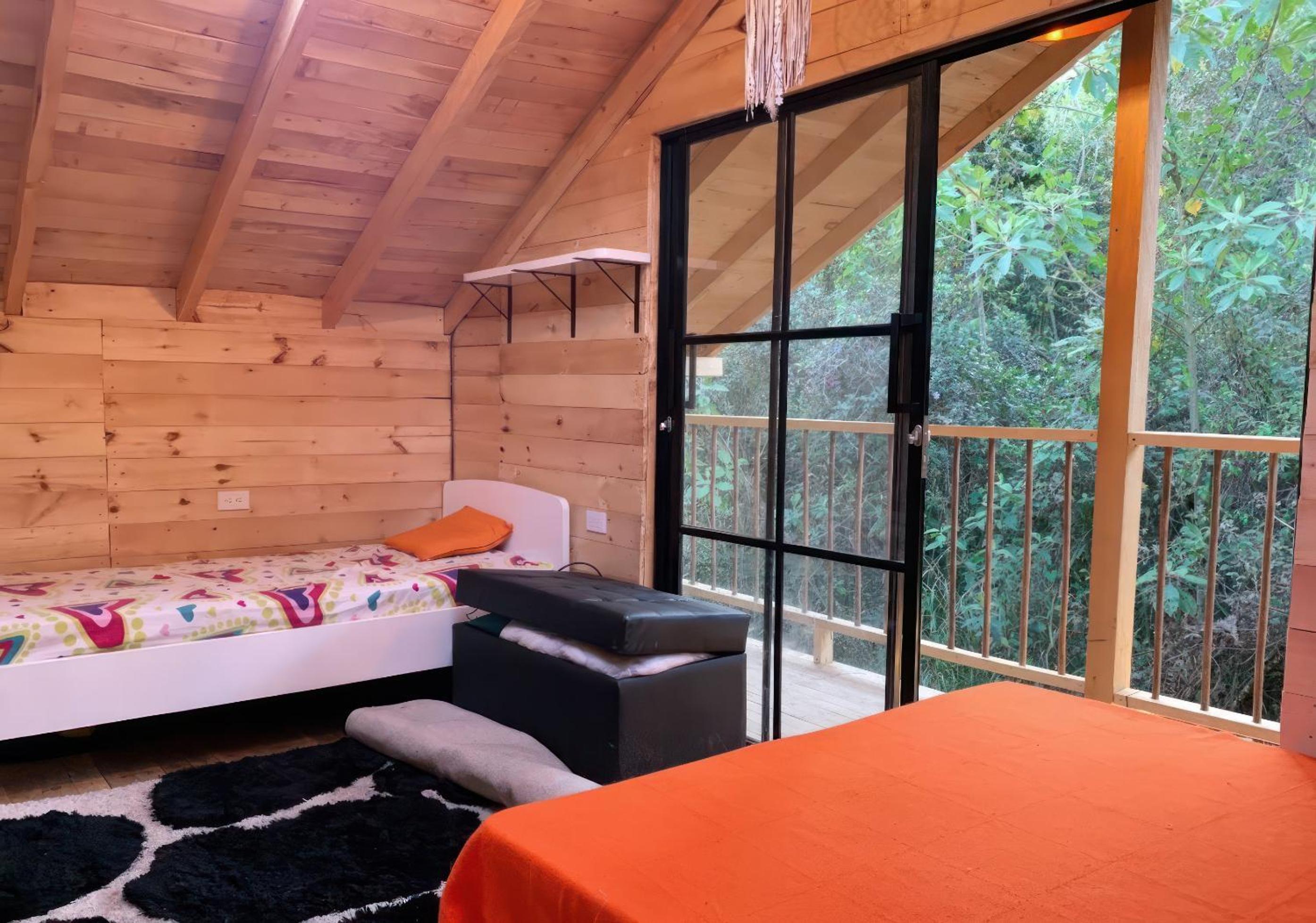 Cabaña con Jacuzzi privado/BBQ y Chimenea ecológica
