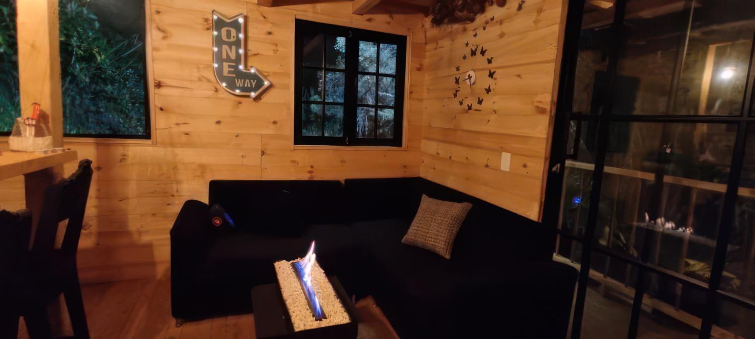 Cabaña con Jacuzzi privado/BBQ y Chimenea ecológica