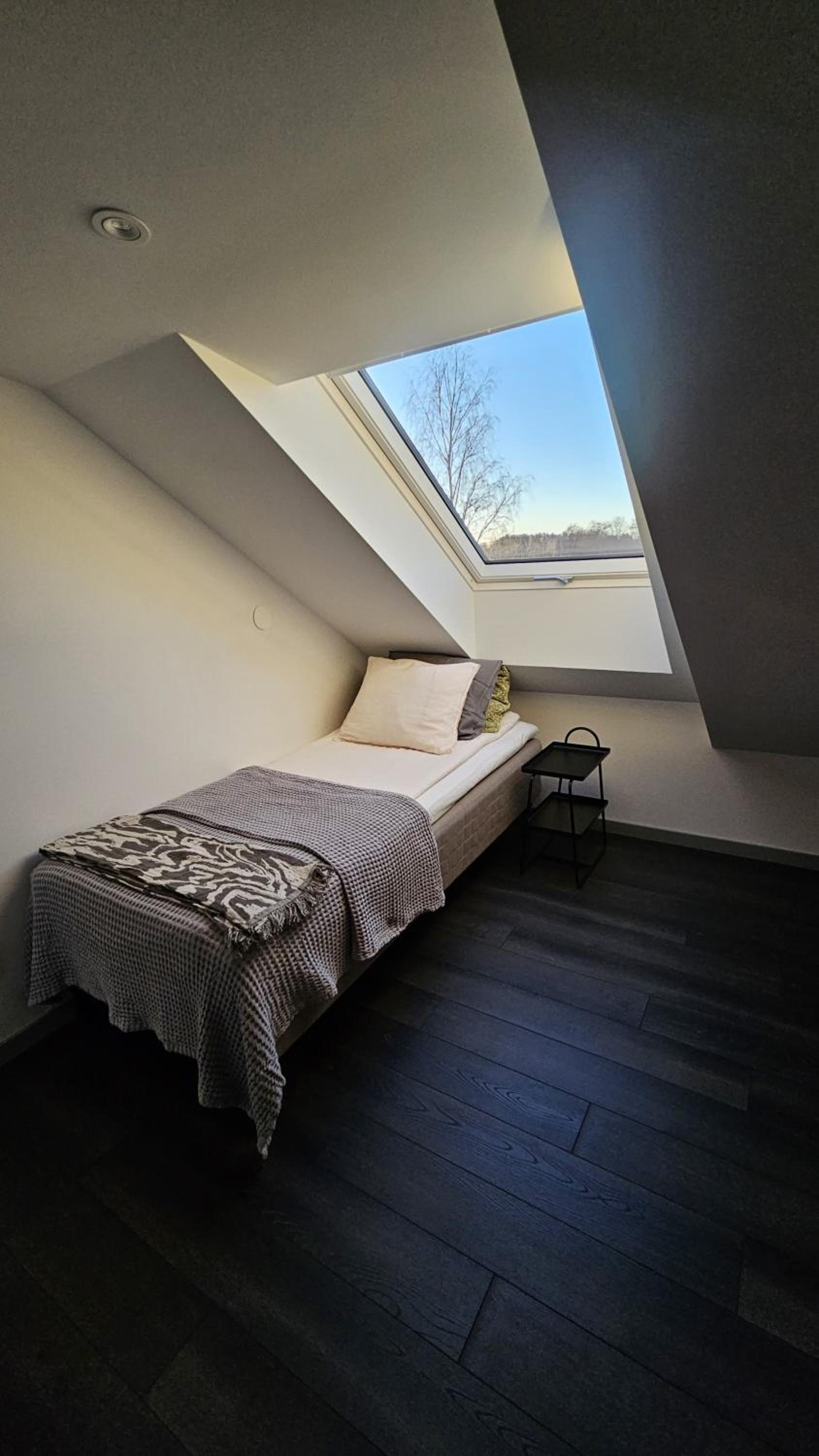 Attic floor with views over fields and sea view 3