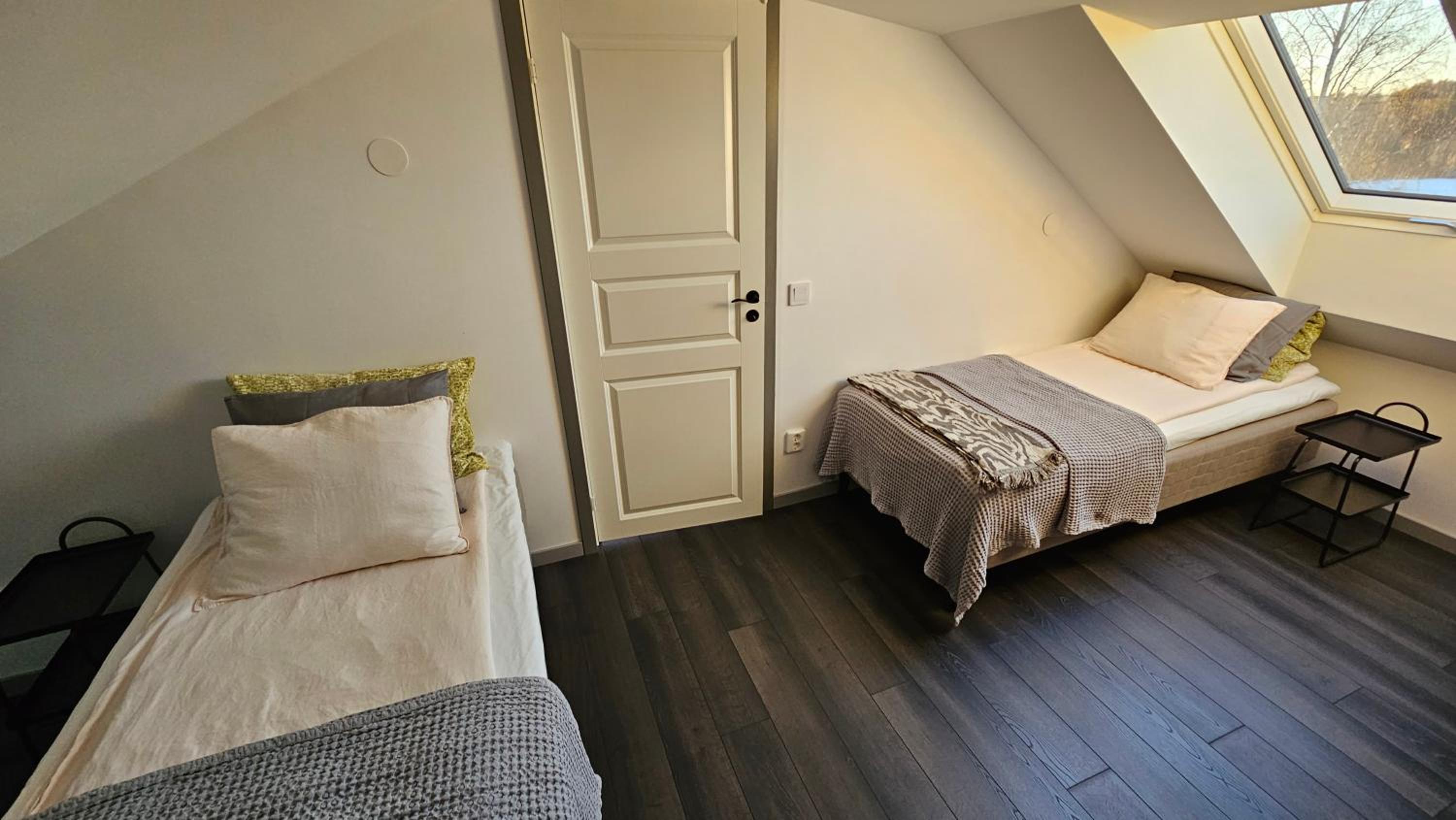 Attic floor with views over fields and sea view 2