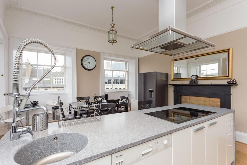 Prime Edinburgh City Centre - 4 Bed Penthouse view 5