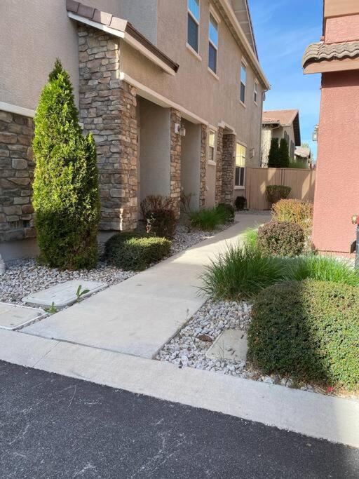 Spacious & Sunny South Reno Home, Near Trails & Shopping 3 beds