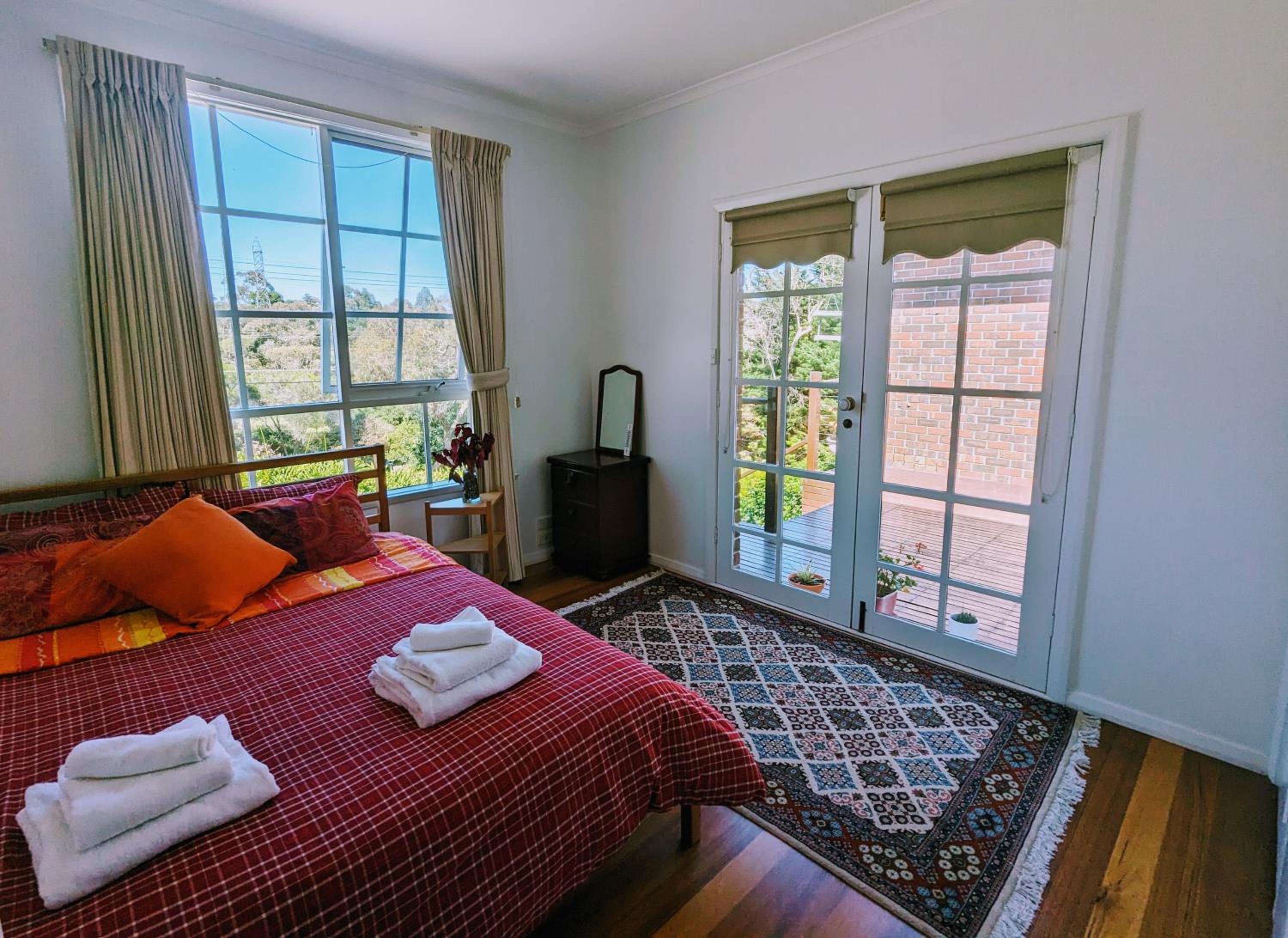 4-bedroom Acre Retreat with Pool & Garden - Pets and Long Stays Welcome