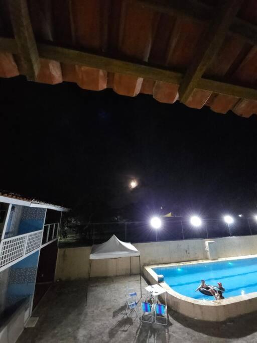 Casa na Praia com Super Piscina, em Condomínio Fechado.