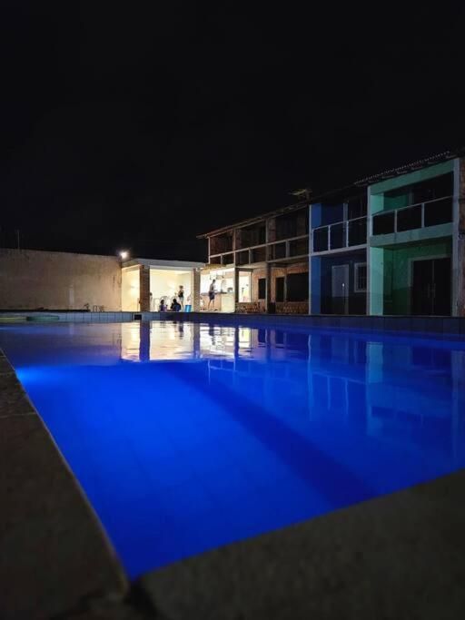 Casa na Praia com Super Piscina, em Condomínio Fechado.