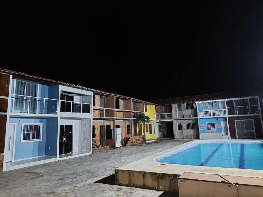 Casa na Praia com Super Piscina, em Condomínio Fechado.