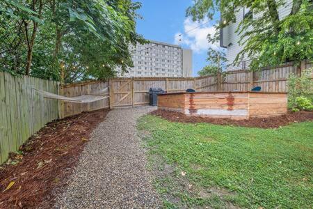 The Blue Bungalow - 4 beds And 7 Mins To Broadway! view 3