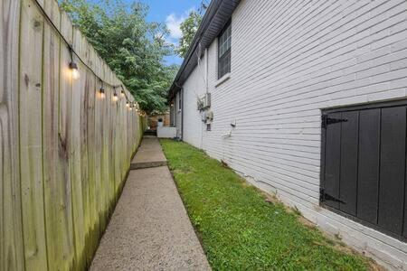 The Blue Bungalow - 4 beds And 7 Mins To Broadway! view 2