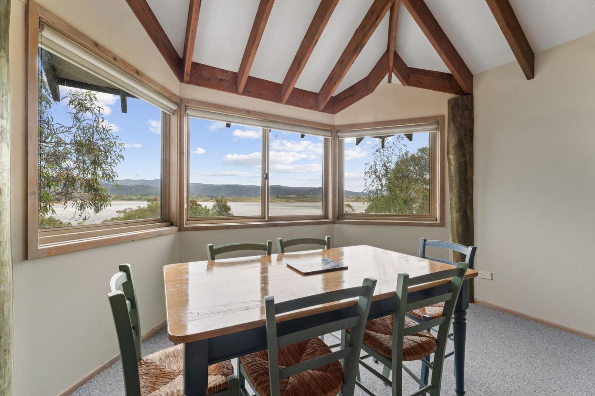 Snowgums on the Lake - Charming 4BR Home l Amazing Lake Views l Balcony