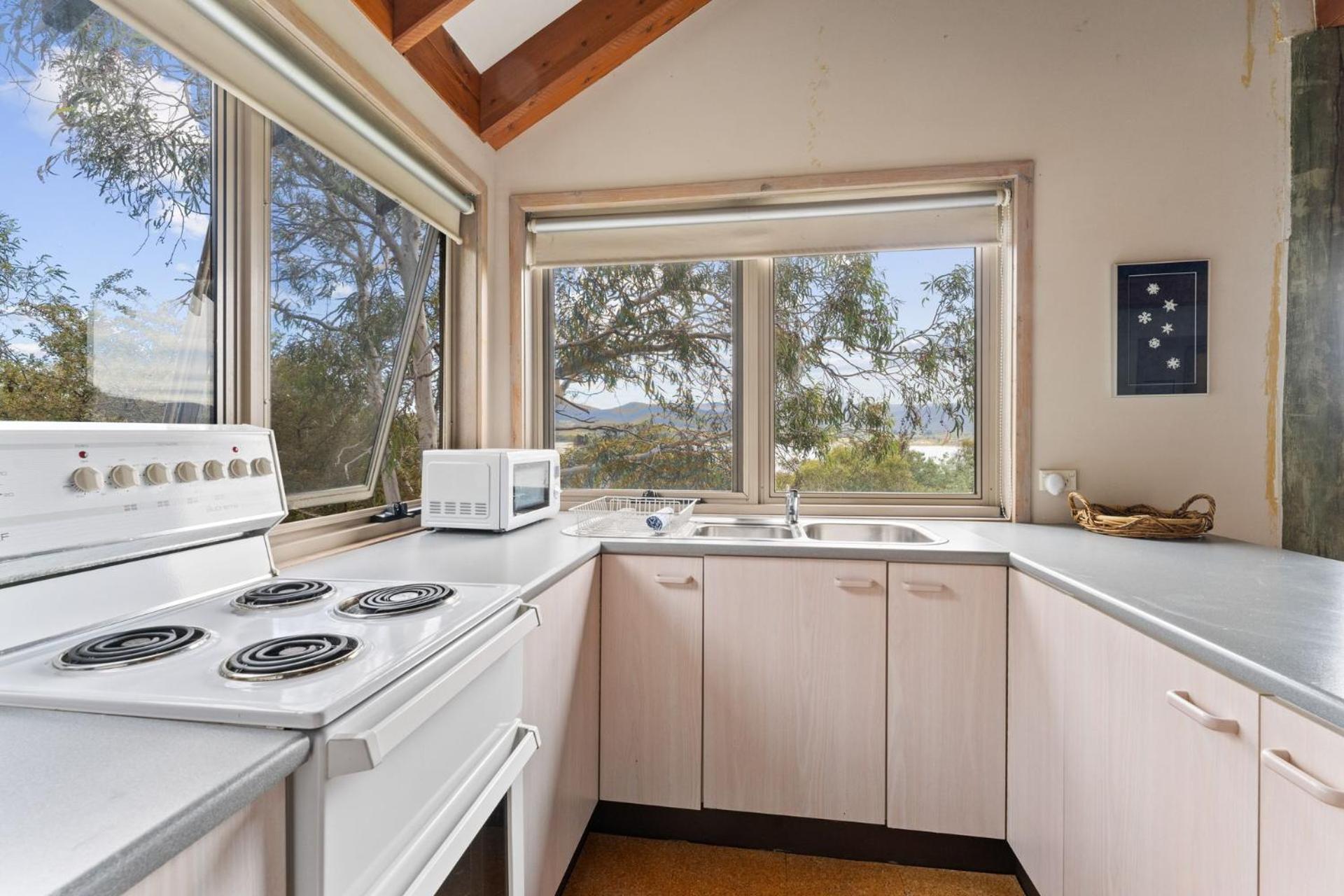 Snowgums on the Lake - Charming 4BR Home l Amazing Lake Views l Balcony