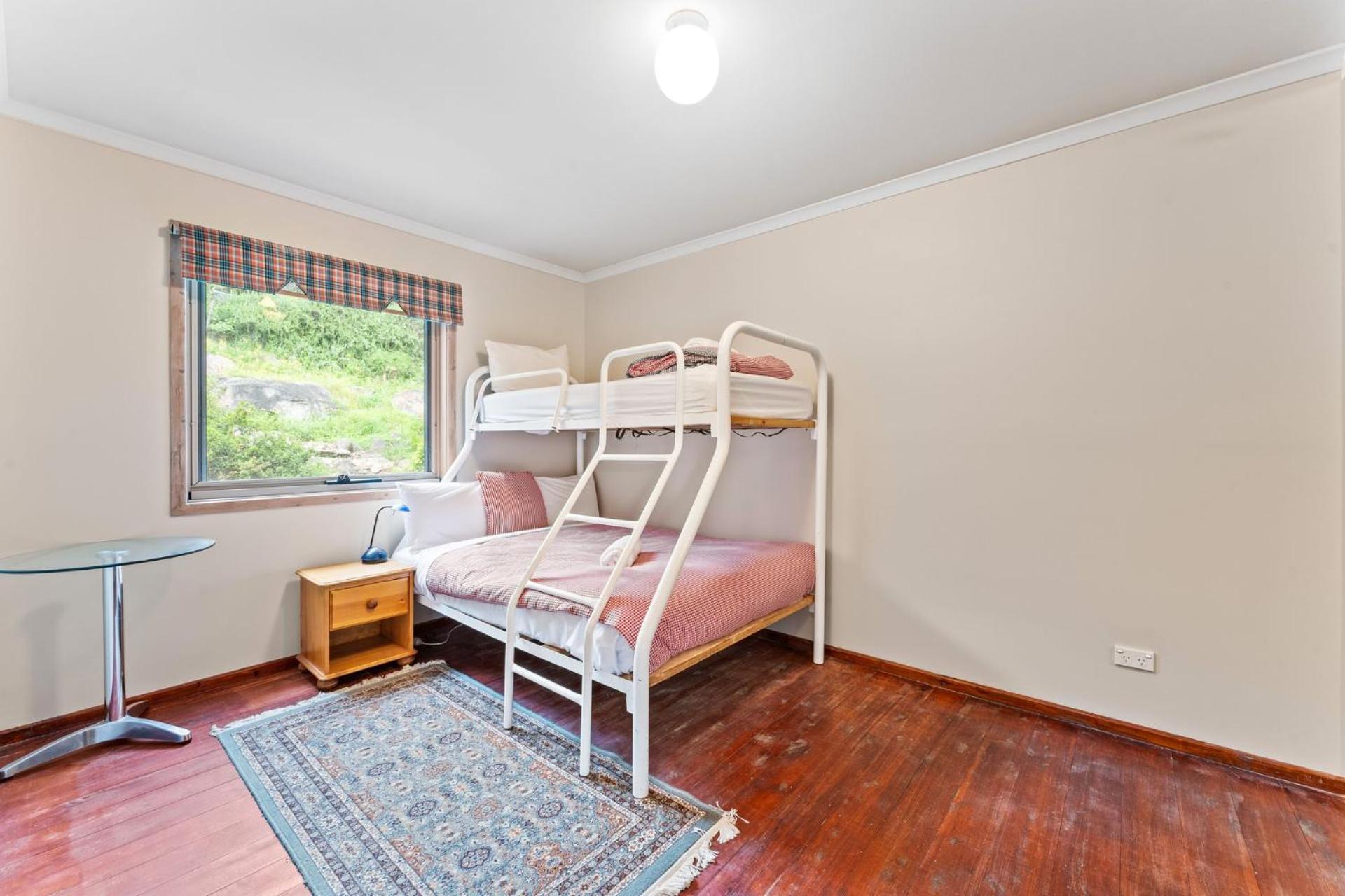 Snowgums on the Lake - Charming 4BR Home l Amazing Lake Views l Balcony