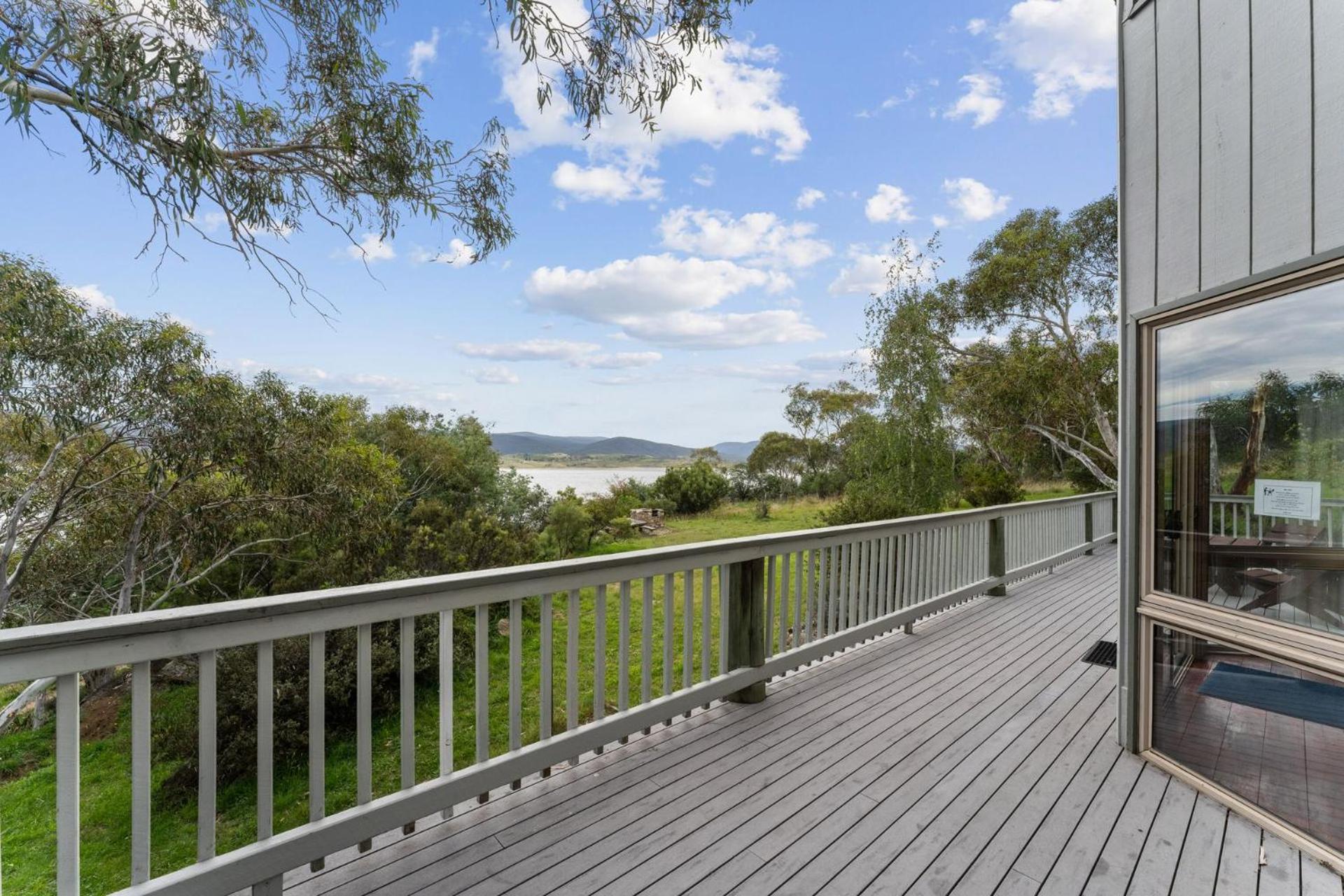 Snowgums on the Lake - Charming 4BR Home l Amazing Lake Views l Balcony