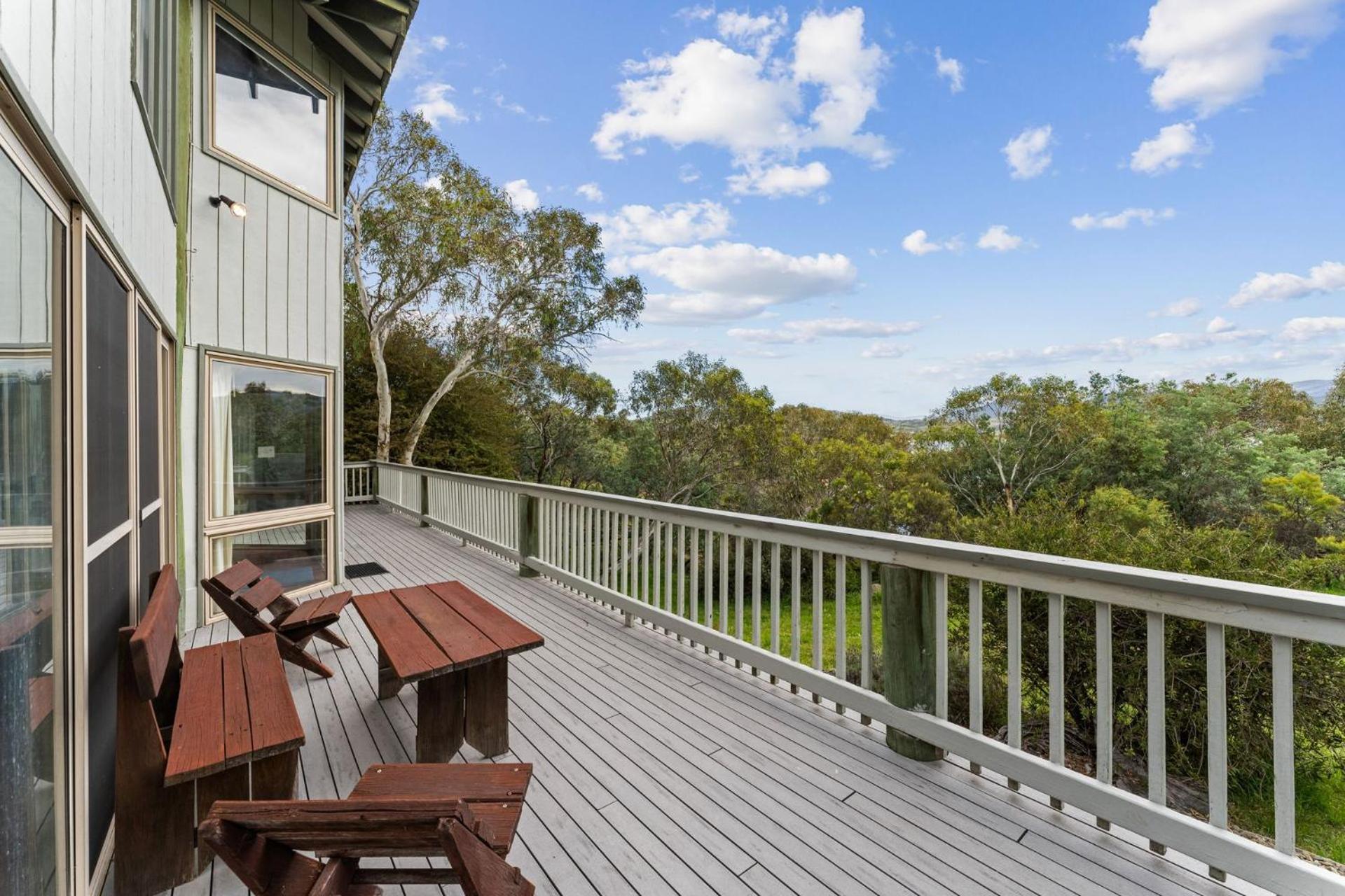 Snowgums on the Lake - Charming 4BR Home l Amazing Lake Views l Balcony