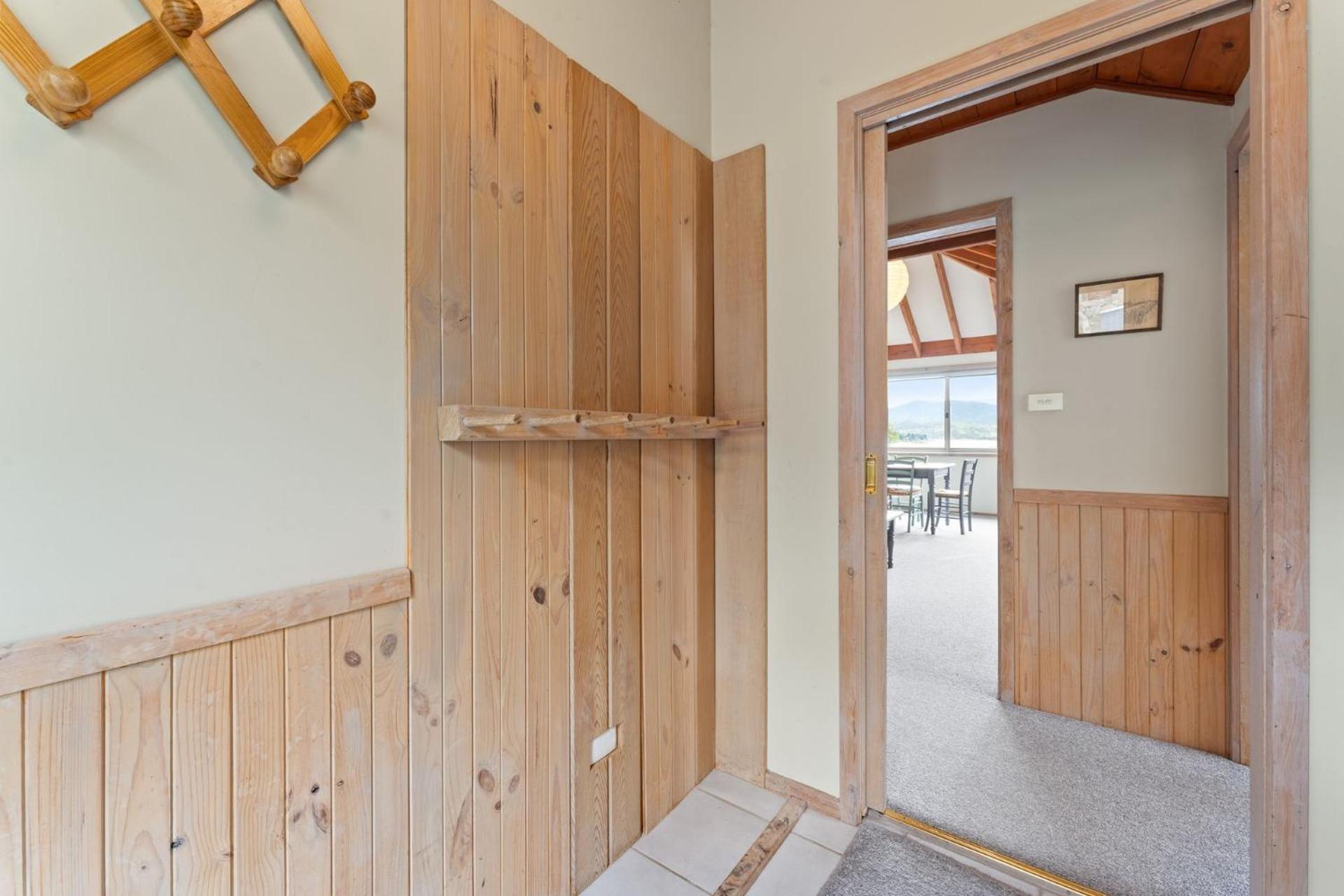 Snowgums on the Lake - Charming 4BR Home l Amazing Lake Views l Balcony