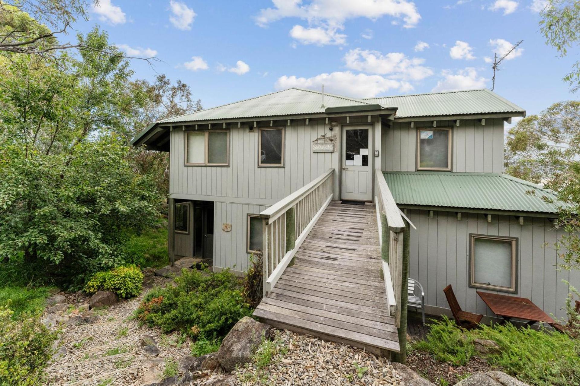 Snowgums on the Lake - Charming 4BR Home l Amazing Lake Views l Balcony