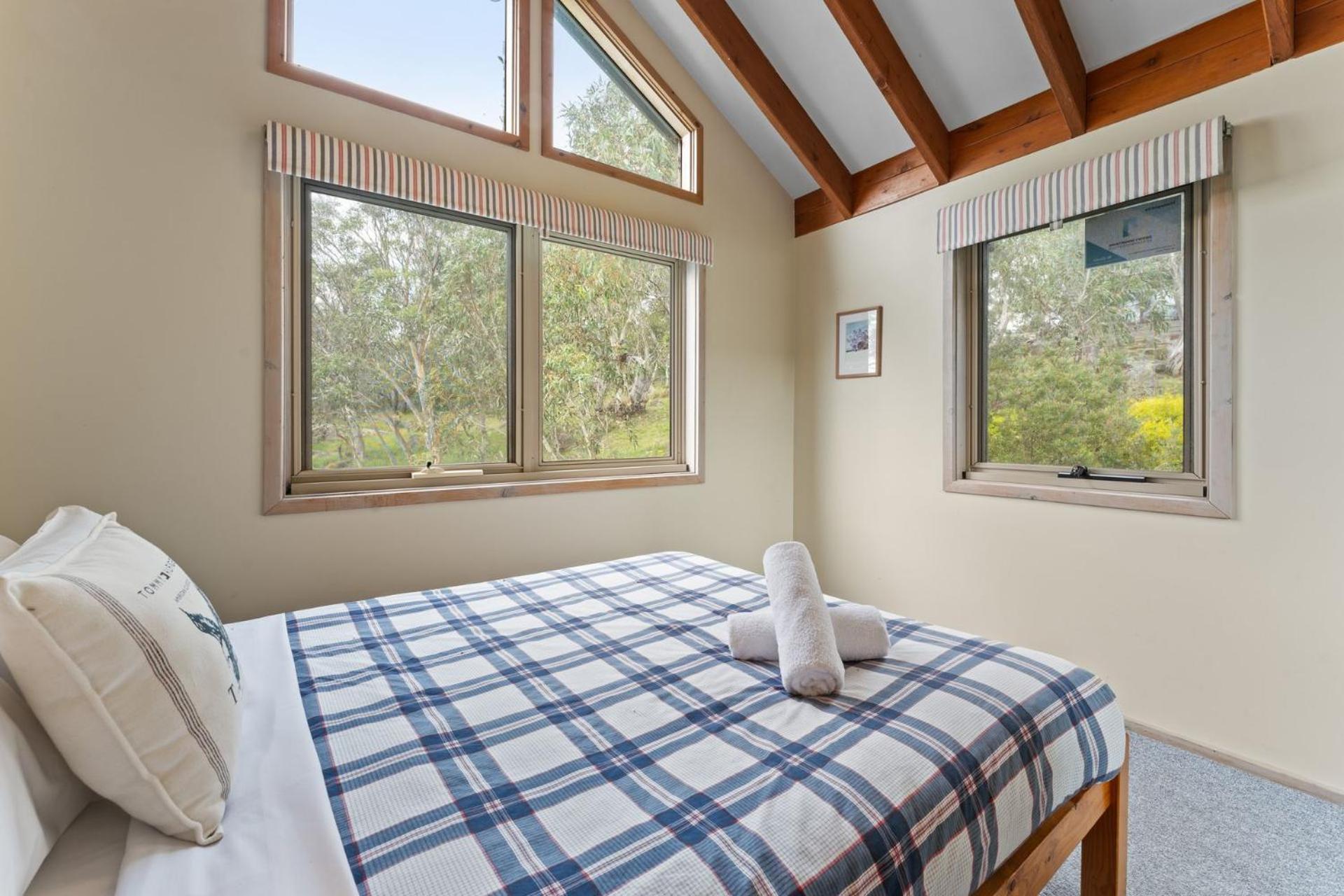 Snowgums on the Lake - Charming 4BR Home l Amazing Lake Views l Balcony