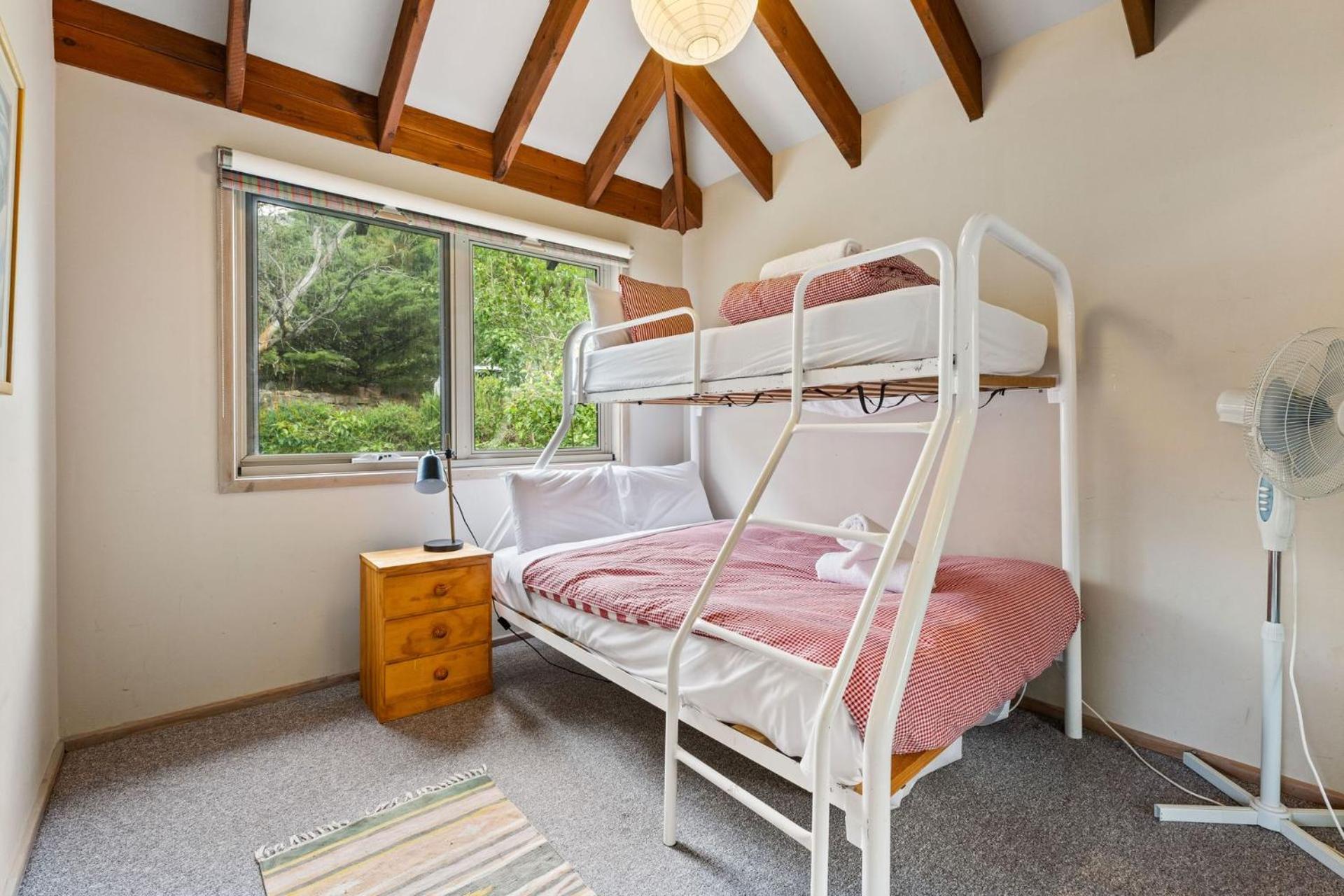 Snowgums on the Lake - Charming 4BR Home l Amazing Lake Views l Balcony