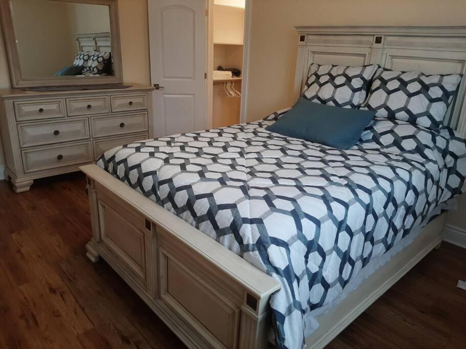 Queen guest apartment