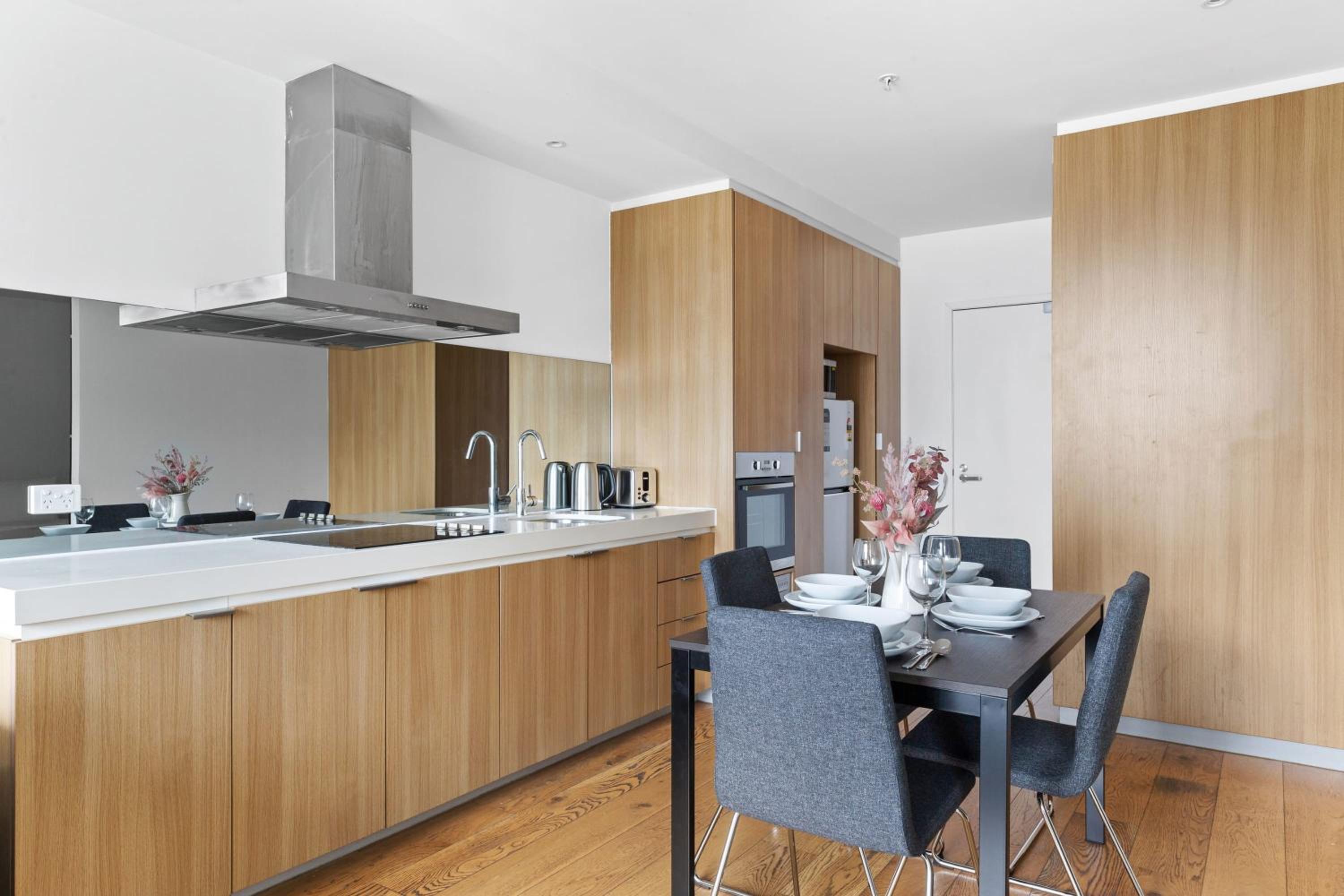 Modern 2BR Apt Next to Southern Cross FREE Parking photo 3