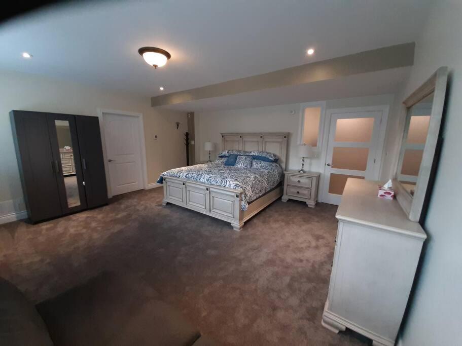 Queen guest apartment