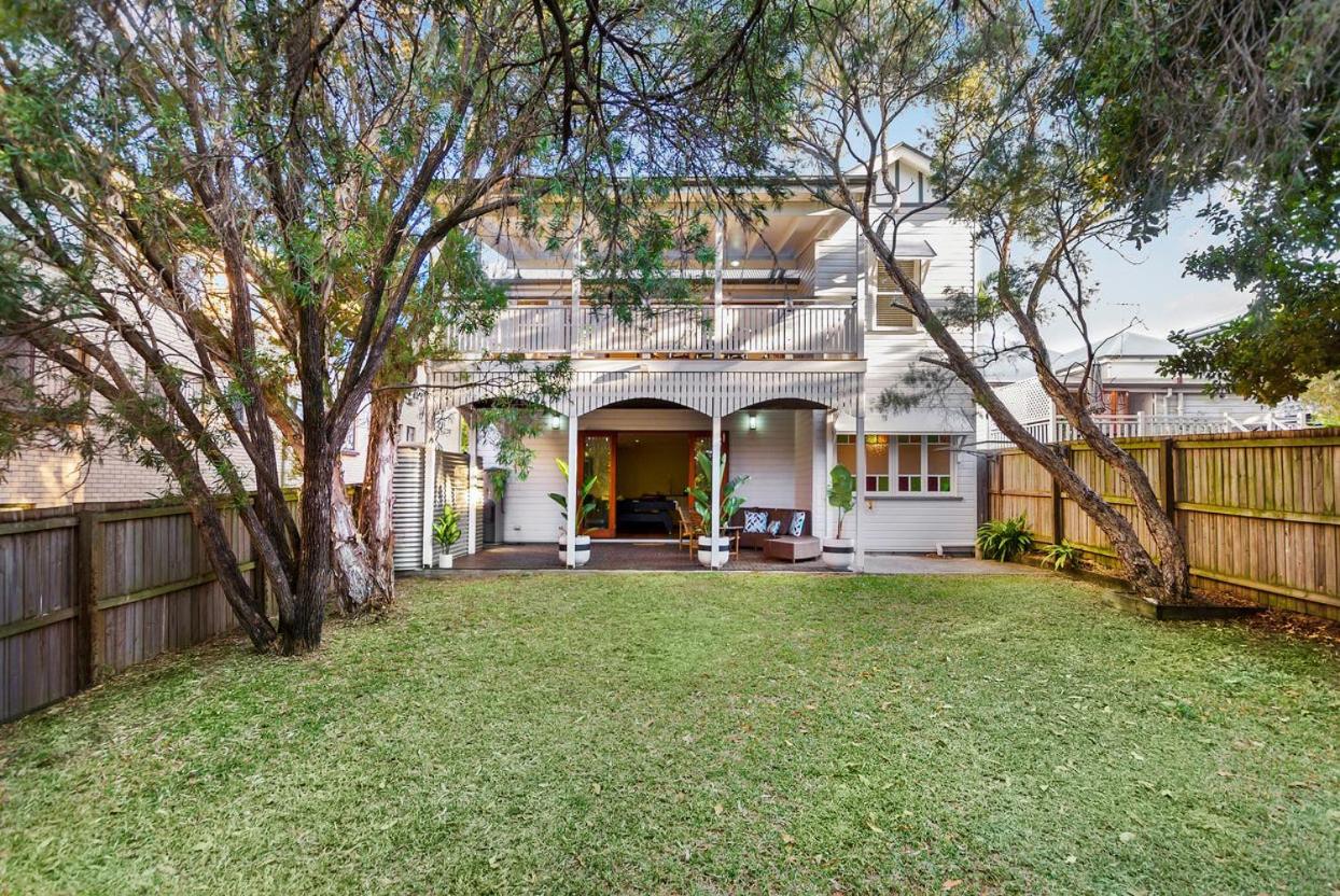 Brisbane Vacations - Unique Character Queenslander Home! Just Minutes to CBD South Brisbane - Property Image 18