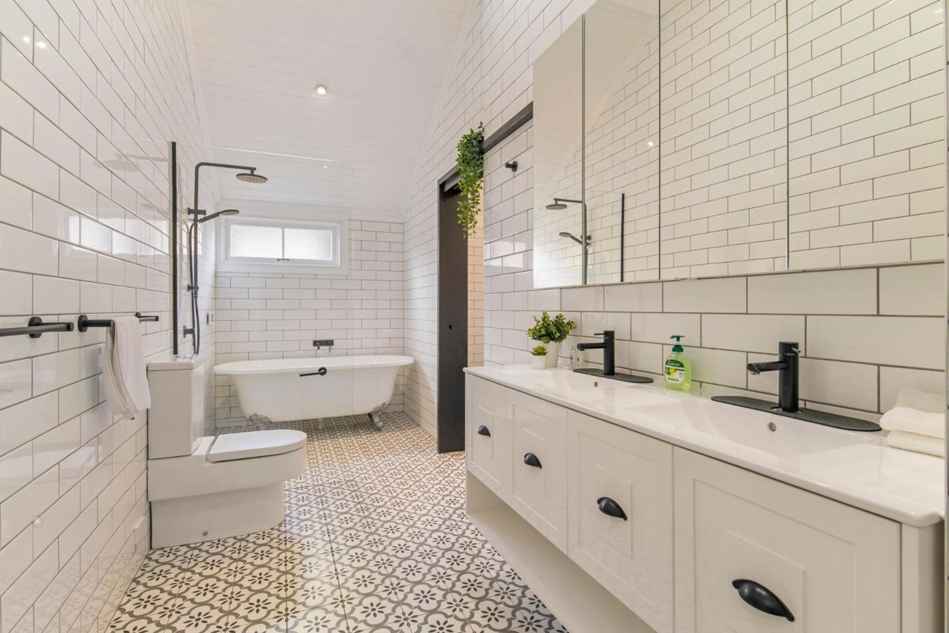 Brisbane Vacations - Unique Character Queenslander Home! Just Minutes to CBD South Brisbane - Property Image 14