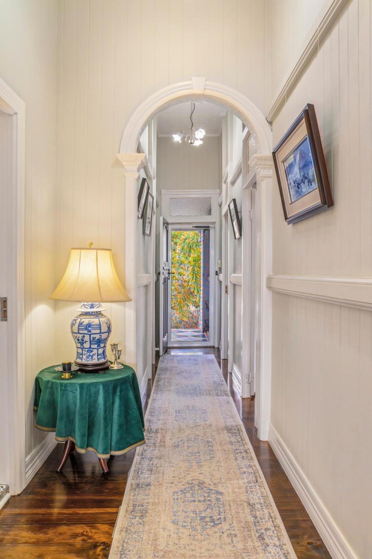 Brisbane Vacations - Unique Character Queenslander Home! Just Minutes to CBD South Brisbane - Property Image 25