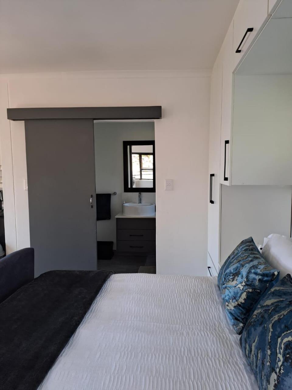 Studio Apartment in Glencairn