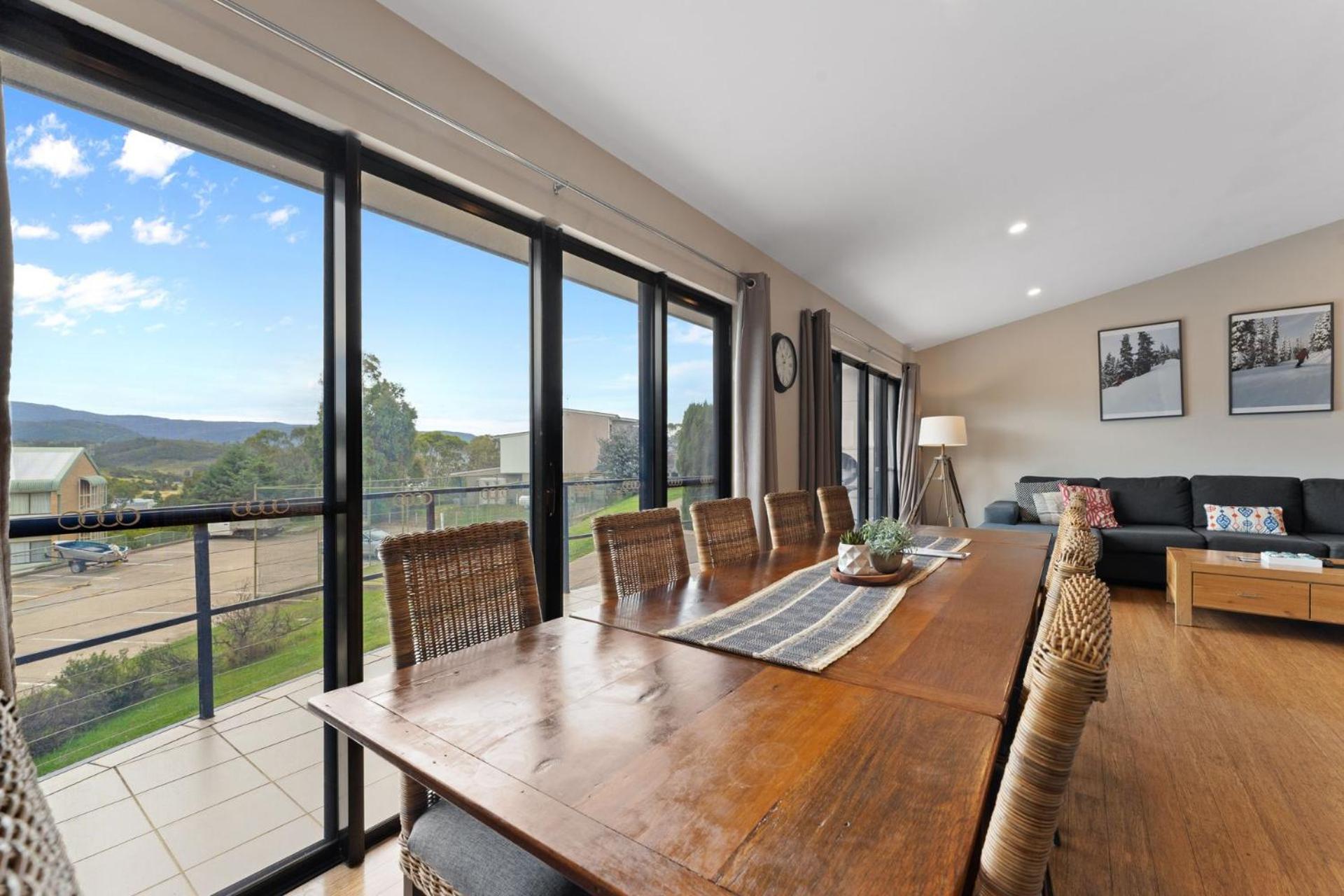Khione 1 - 3BR Modern Townhouse l Mountain Views l WiFi l BBQ l Smart TV