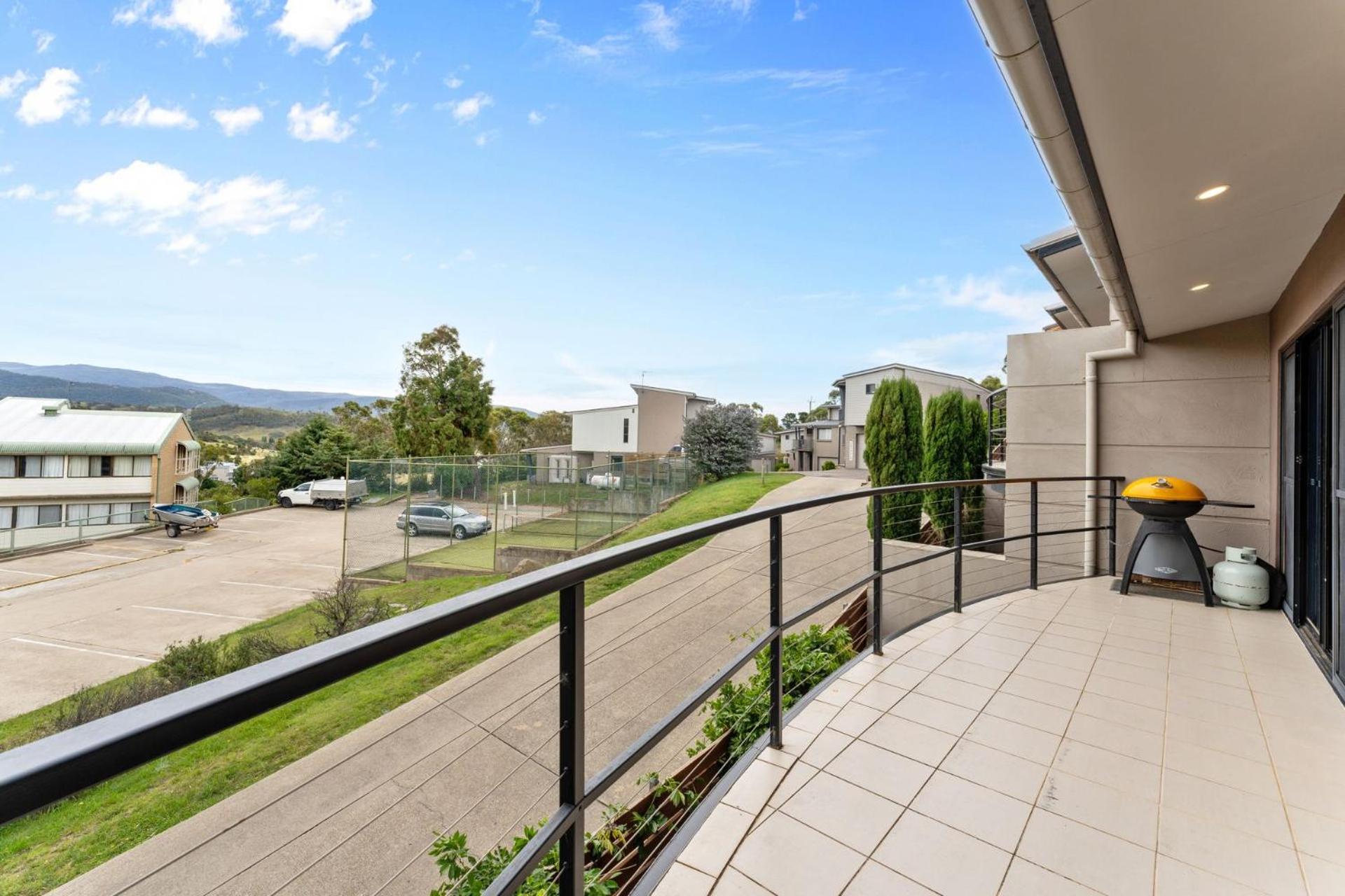 Khione 1 - 3BR Modern Townhouse l Mountain Views l WiFi l BBQ l Smart TV