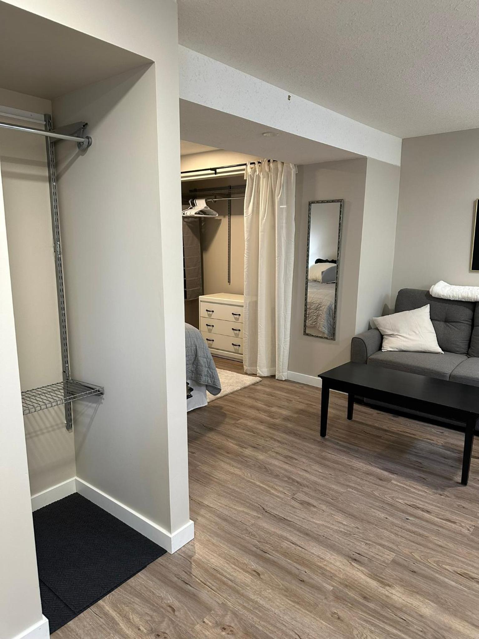 Entire Basement Guest Suite In Cranbrook