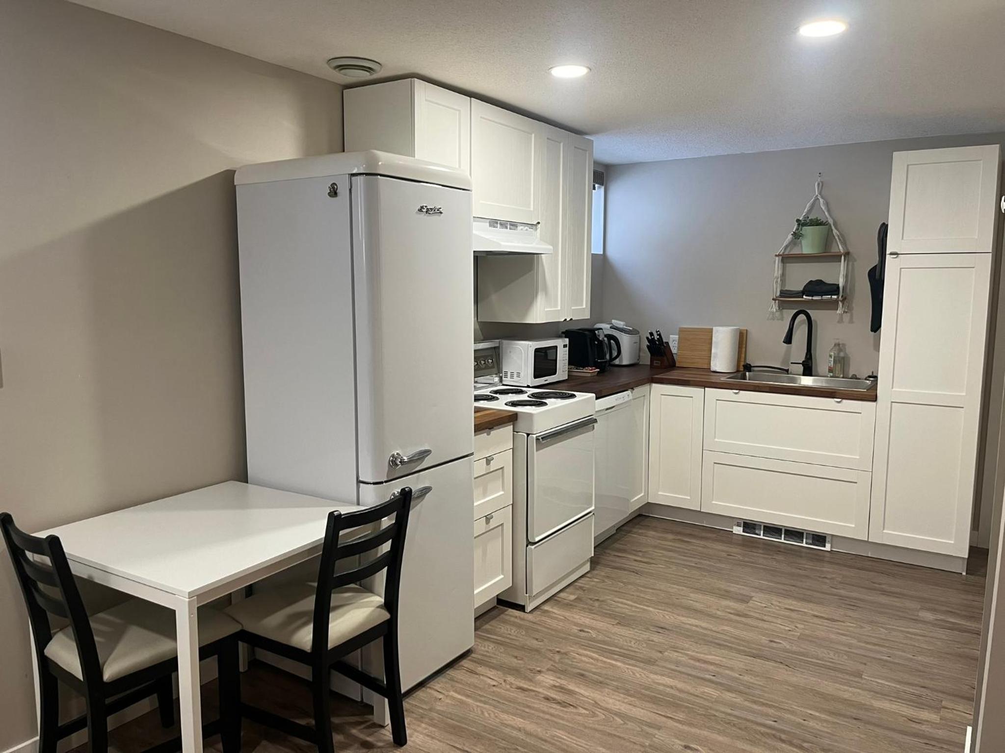 Entire Basement Guest Suite In Cranbrook