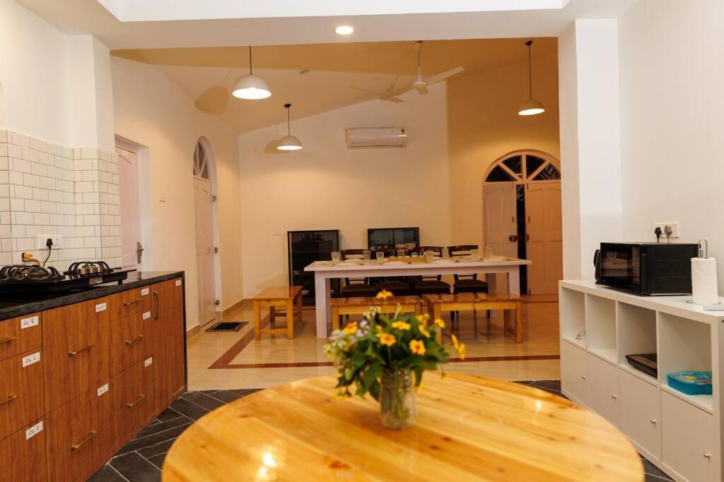 4 Rooms, 5 Mins from beach, with Pool Table view 2