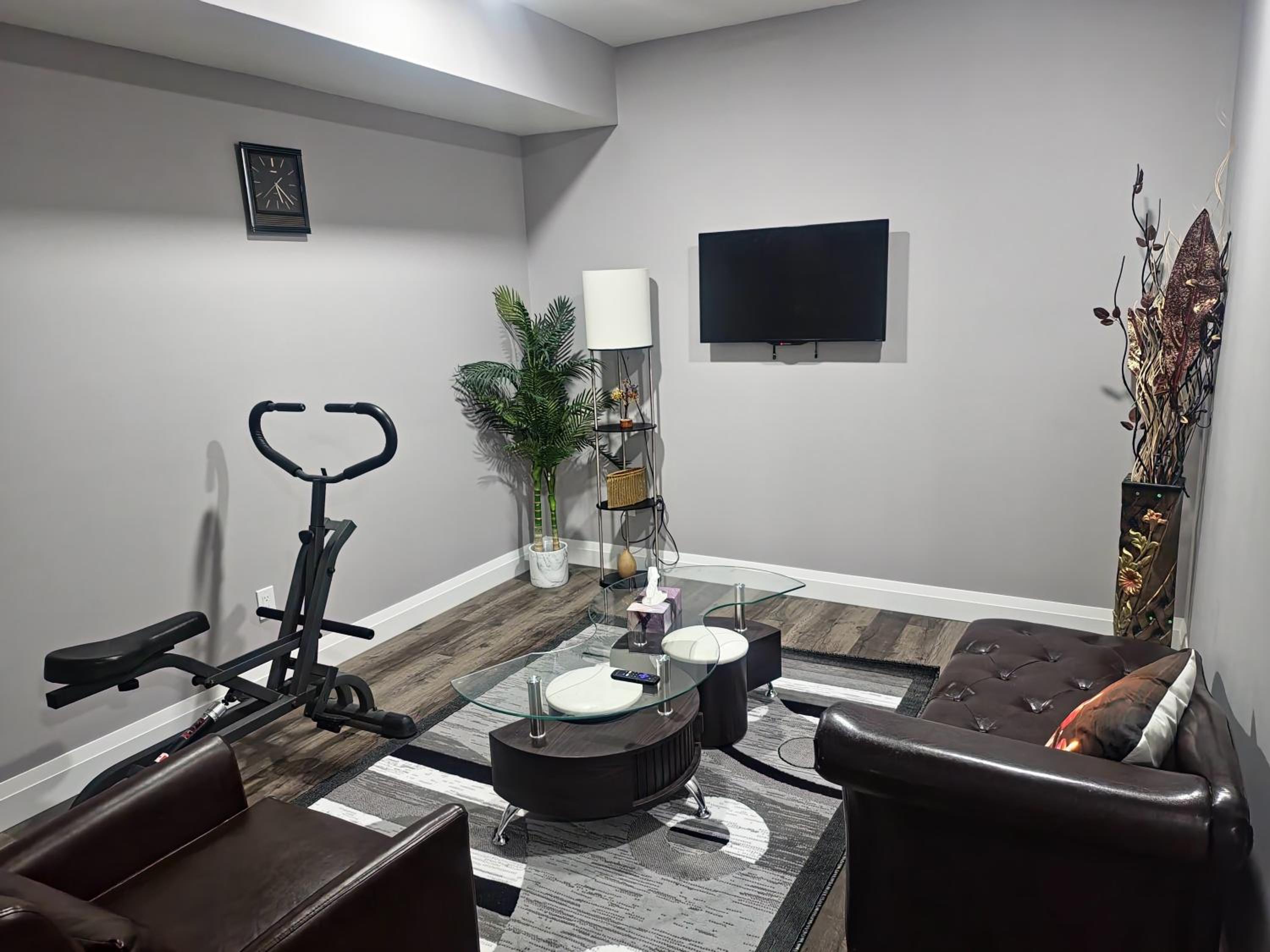 Cozy Basement Suite - private entrance - Free Netflix