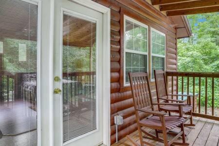 Cuddles, 1 Bedroom Studio, Walk to Downtown and Hiking Trails! view 2