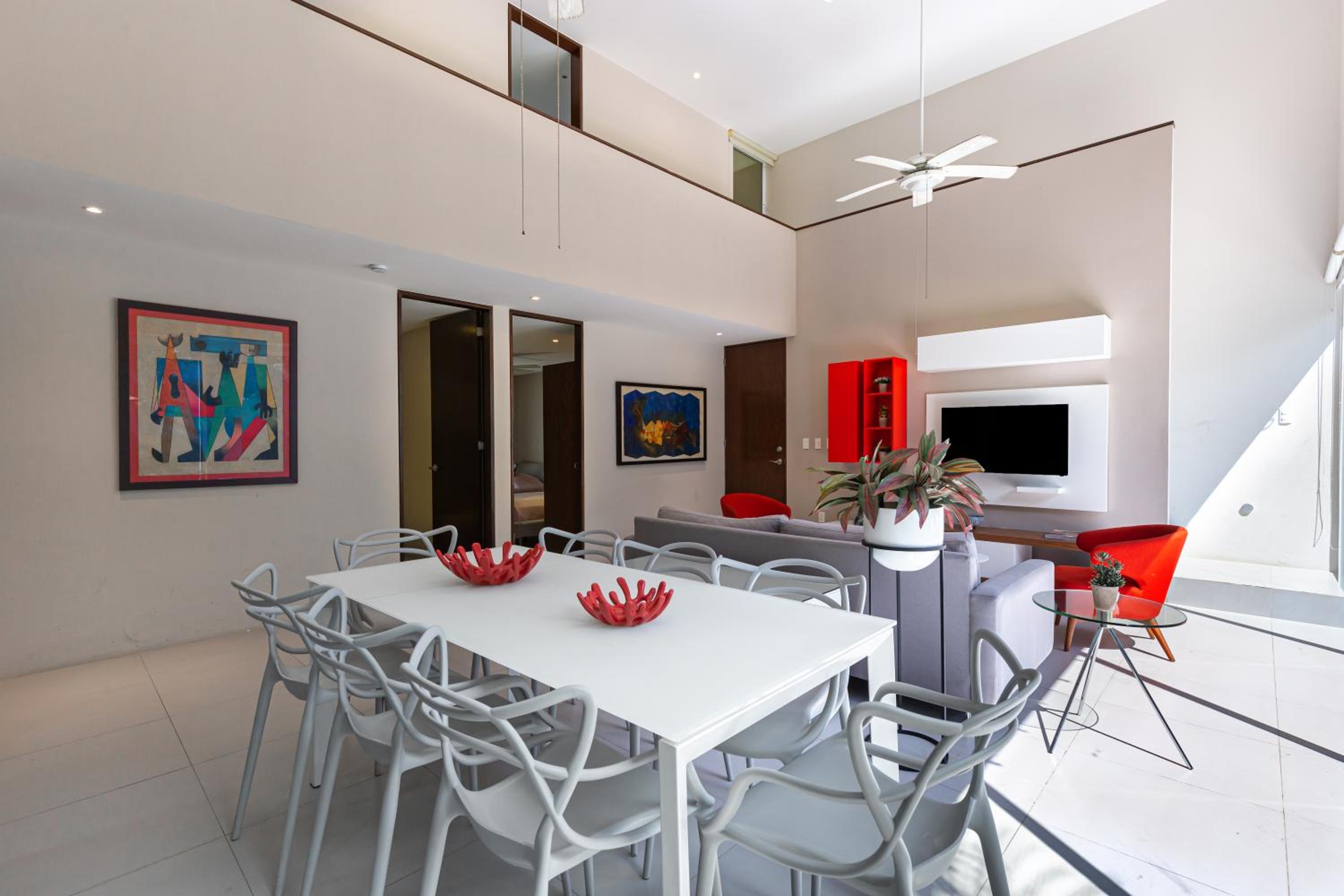 4 bedroom house- private pool!