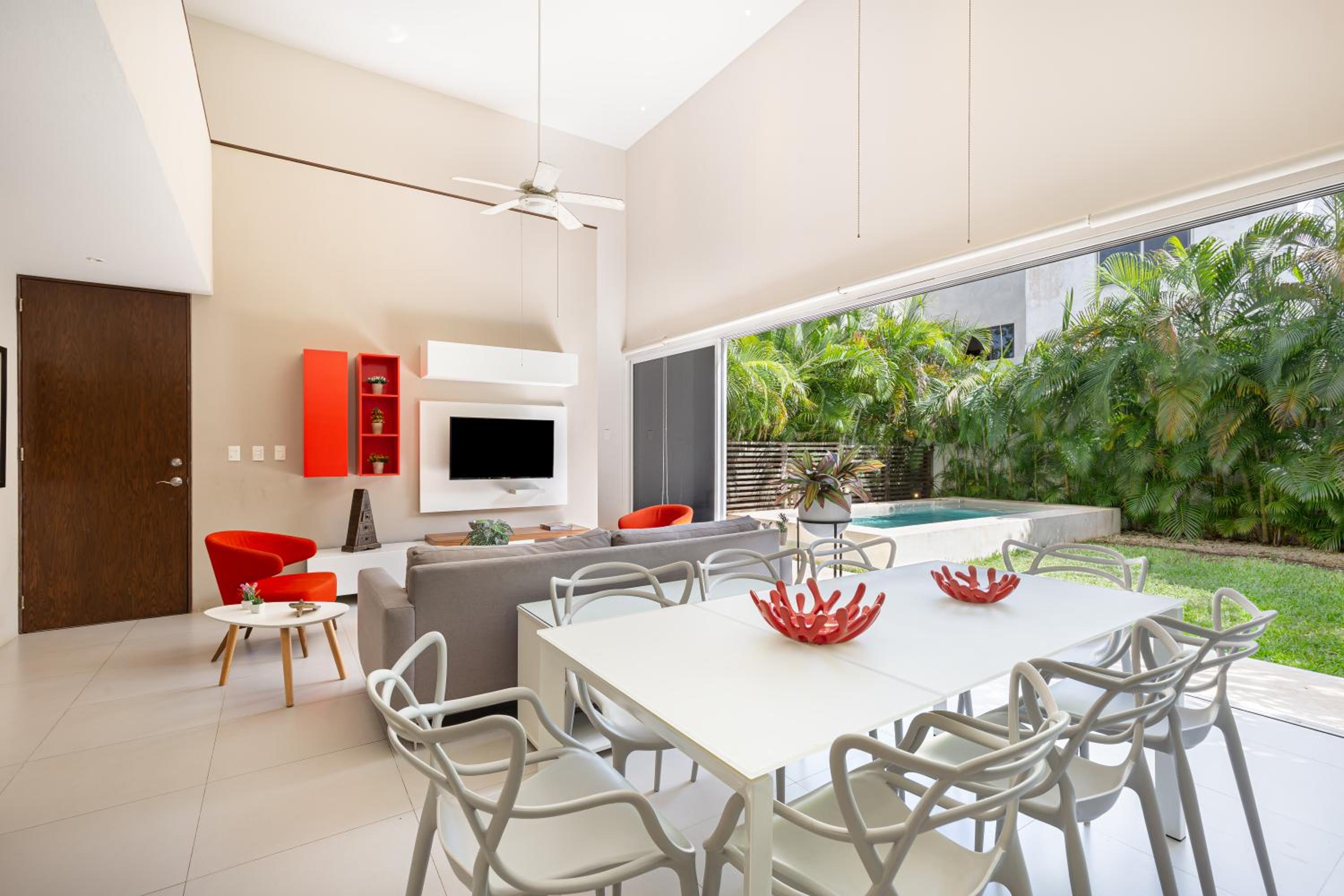4 bedroom house- private pool!