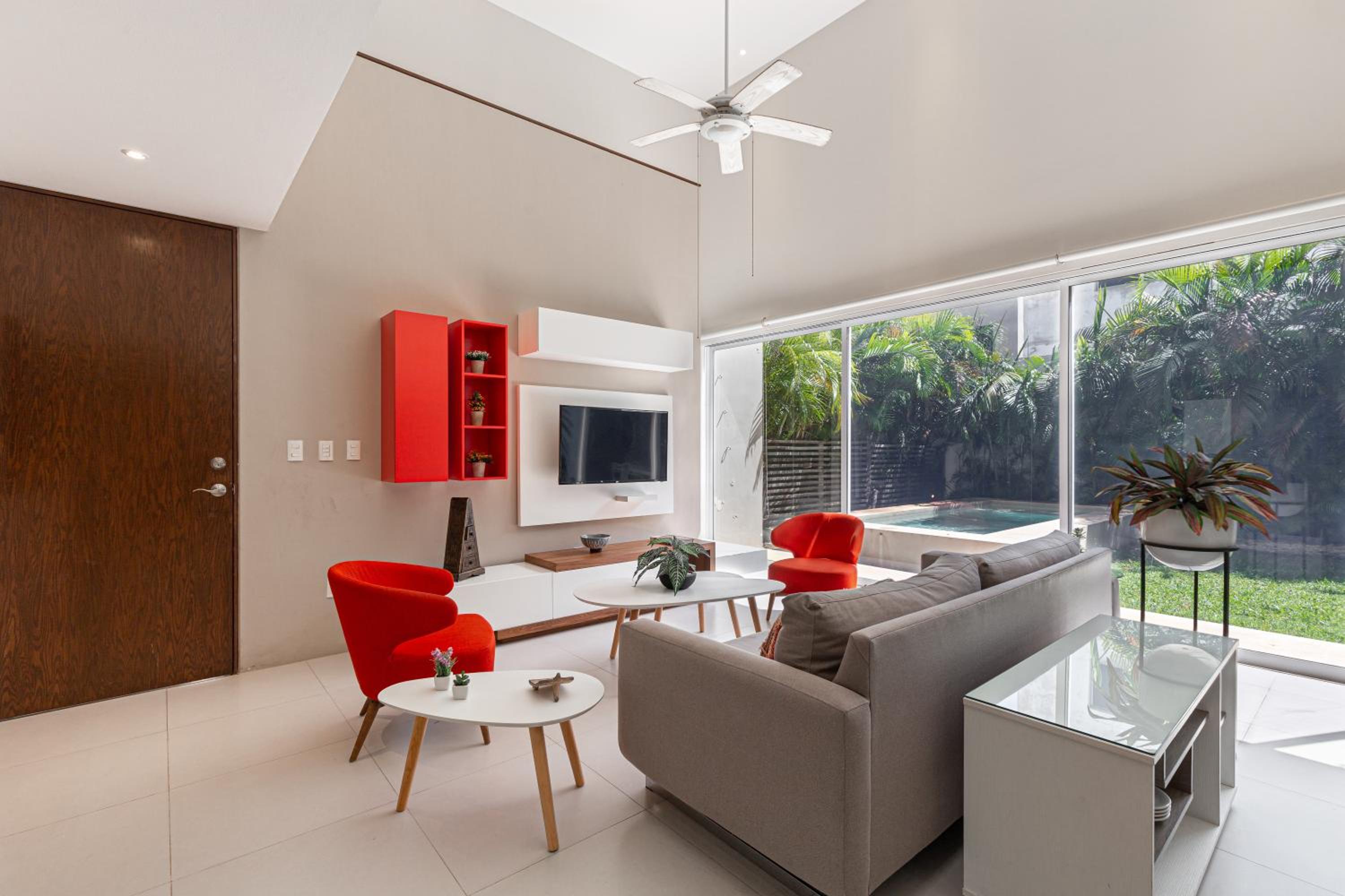 4 bedroom house- private pool!