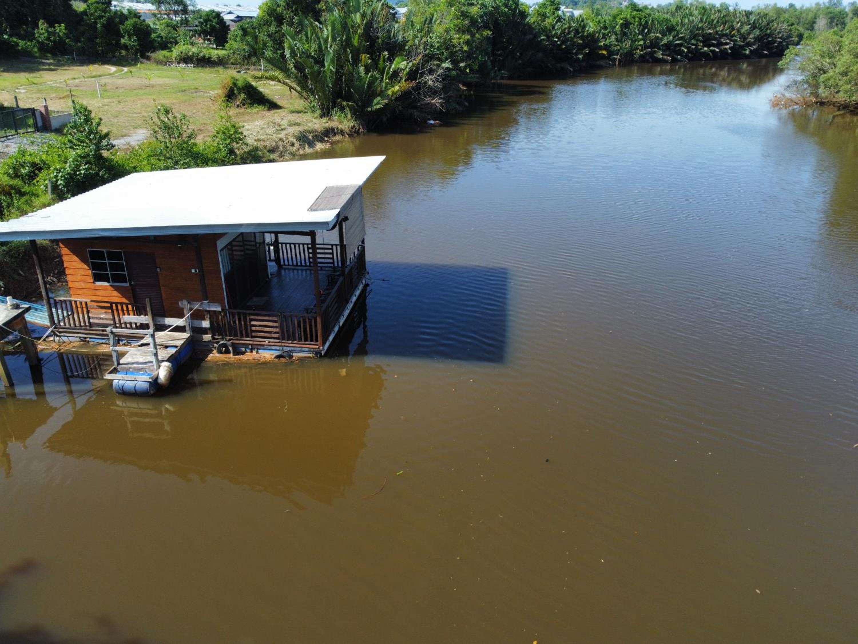 Qimmy Riverside Floating Cabin