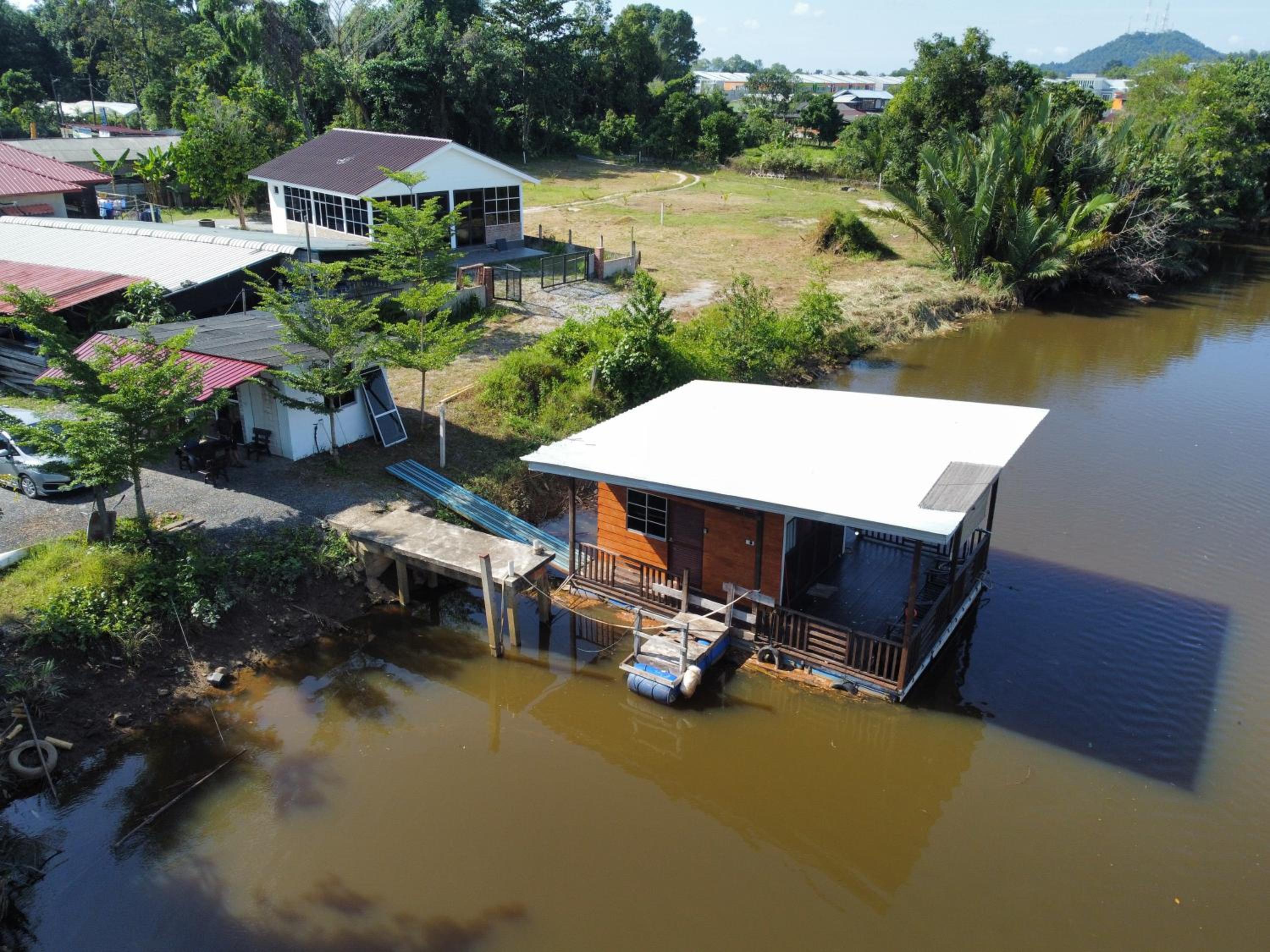 Qimmy Riverside Floating Cabin